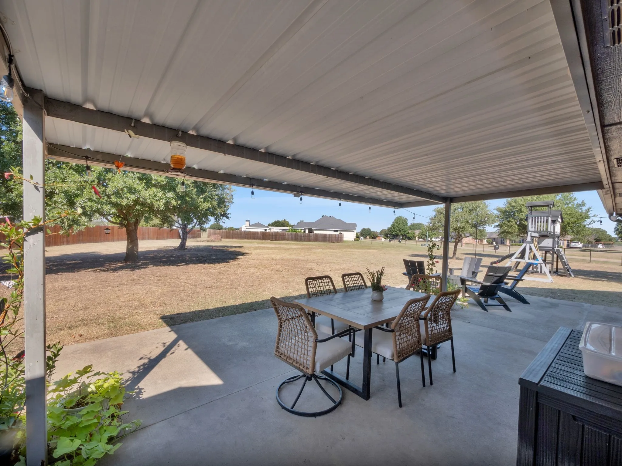 Single Family Residence For Sale in Kaufman County , 1020 Oak Hollow Lane, Combine, Texas 75159, 4 Bedroom, 2 Bathroom, 2 Garage spaces, 2,000 Sqft, built in 2002, mls#21327149, Real Estate Agent in Combine, Homes For Sale in Kaufman county, Homes For Sale in Combine, Realtor in Combine Texas, Real Estate Brokerage Independent Realty Texas, Luminita Cordes Realtor