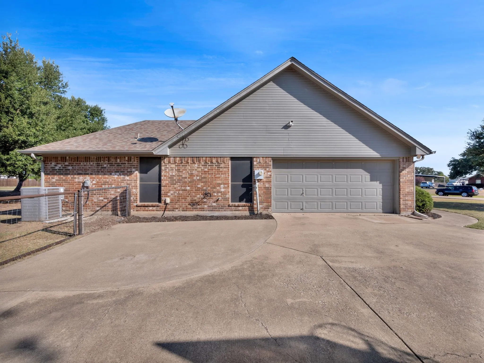 Single Family Residence For Sale in Kaufman County , 1020 Oak Hollow Lane, Combine, Texas 75159, 4 Bedroom, 2 Bathroom, 2 Garage spaces, 2,000 Sqft, built in 2002, mls#21327149, Real Estate Agent in Combine, Homes For Sale in Kaufman county, Homes For Sale in Combine, Realtor in Combine Texas, Real Estate Brokerage Independent Realty Texas, Luminita Cordes Realtor