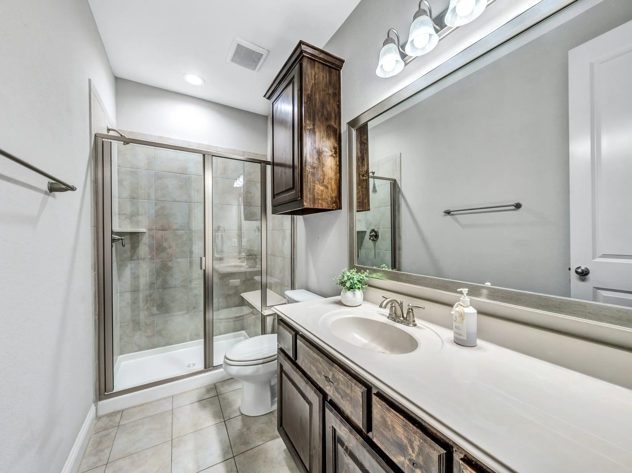 Full Bath next to Study or Bedroom