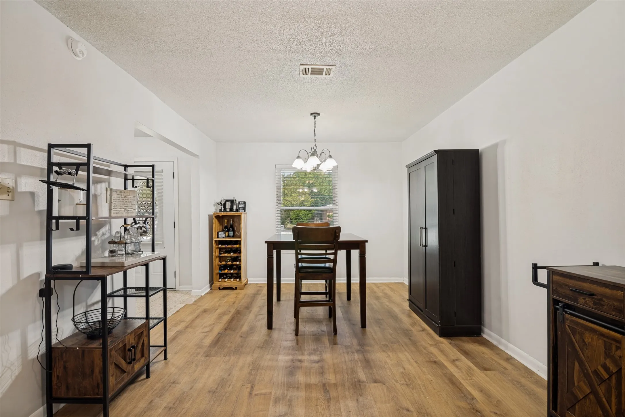 Single Family Residence For Sale in Kaufman County , 1107 Royal Drive, Kaufman, Texas 75142, 3 Bedroom, 2 Bathroom, 2 Garage spaces, 1,735 Sqft, built in 1970, mls#21326558, Real Estate Agent in Kaufman, Homes For Sale in Kaufman county, Homes For Sale in Kaufman, Realtor in Kaufman Texas, Real Estate Brokerage Independent Realty Texas, Luminita Cordes Realtor