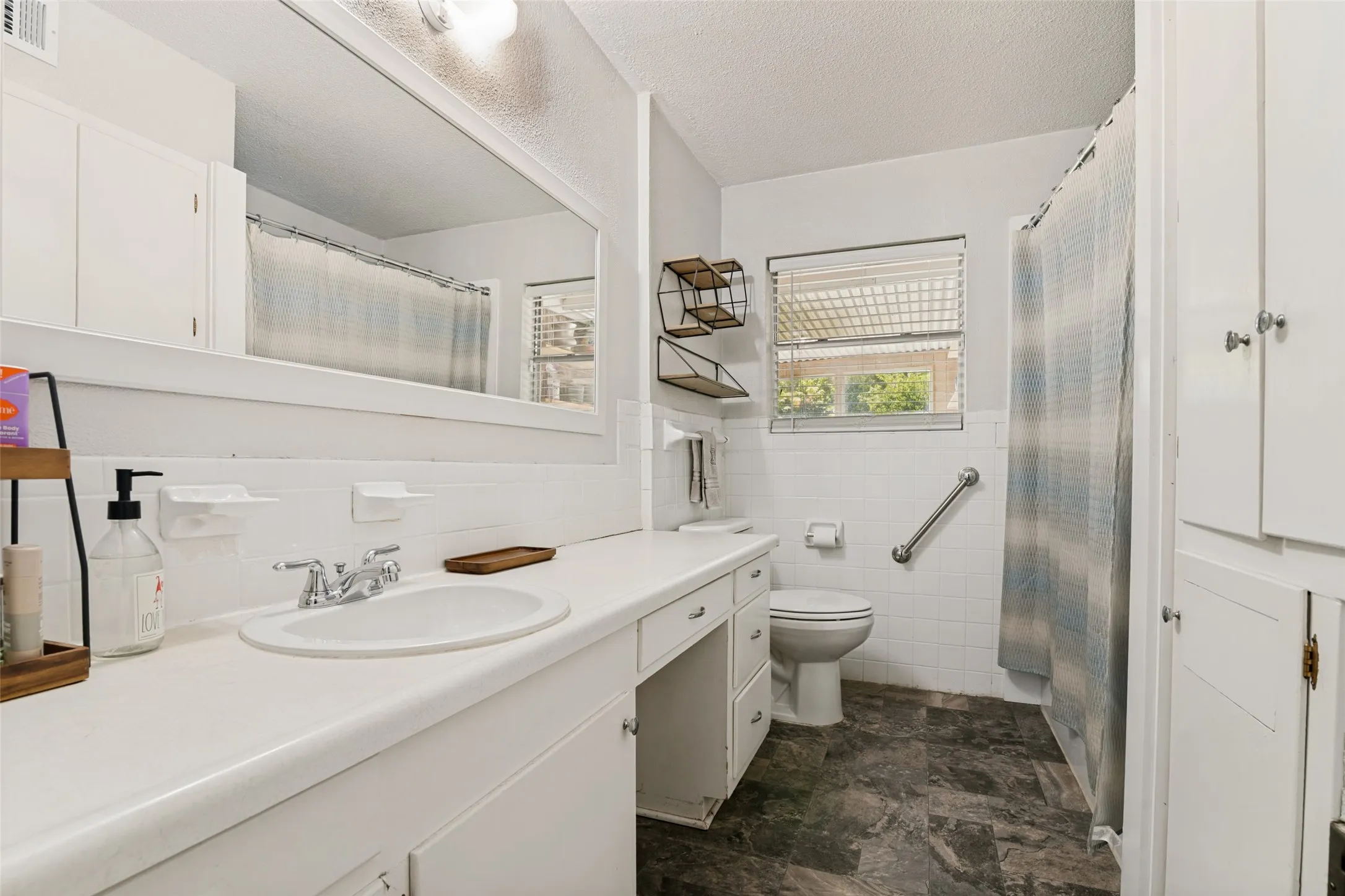 Single Family Residence For Sale in Kaufman County , 1107 Royal Drive, Kaufman, Texas 75142, 3 Bedroom, 2 Bathroom, 2 Garage spaces, 1,735 Sqft, built in 1970, mls#21326558, Real Estate Agent in Kaufman, Homes For Sale in Kaufman county, Homes For Sale in Kaufman, Realtor in Kaufman Texas, Real Estate Brokerage Independent Realty Texas, Luminita Cordes Realtor