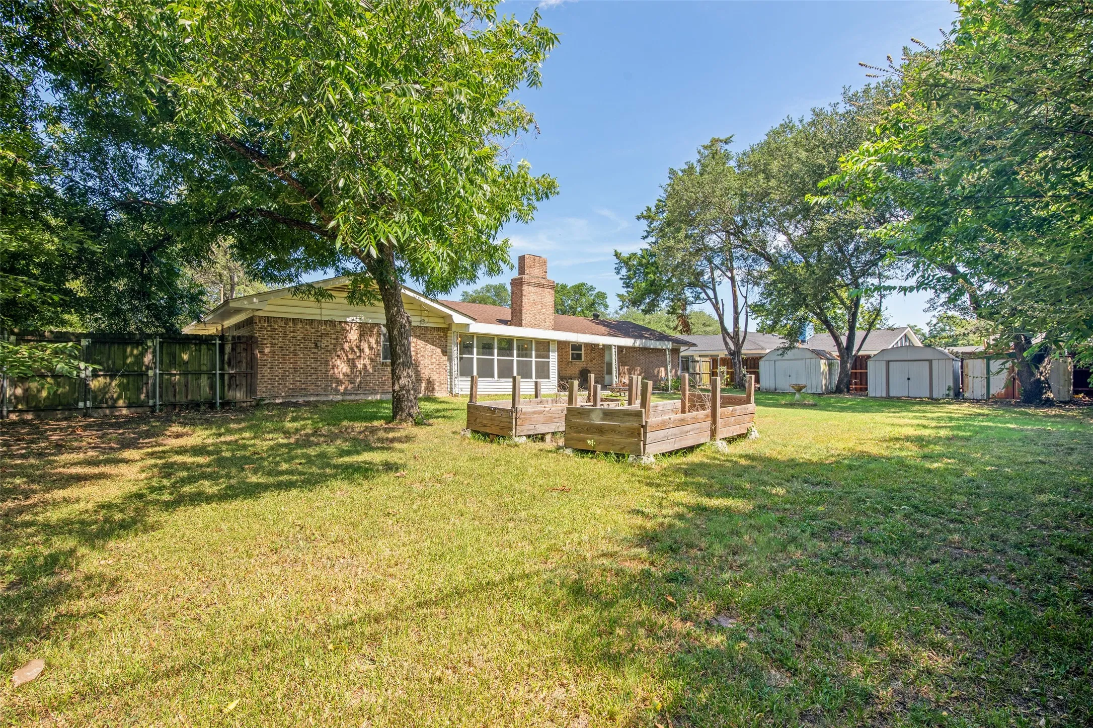 Single Family Residence For Sale in Kaufman County , 1107 Royal Drive, Kaufman, Texas 75142, 3 Bedroom, 2 Bathroom, 2 Garage spaces, 1,735 Sqft, built in 1970, mls#21326558, Real Estate Agent in Kaufman, Homes For Sale in Kaufman county, Homes For Sale in Kaufman, Realtor in Kaufman Texas, Real Estate Brokerage Independent Realty Texas, Luminita Cordes Realtor