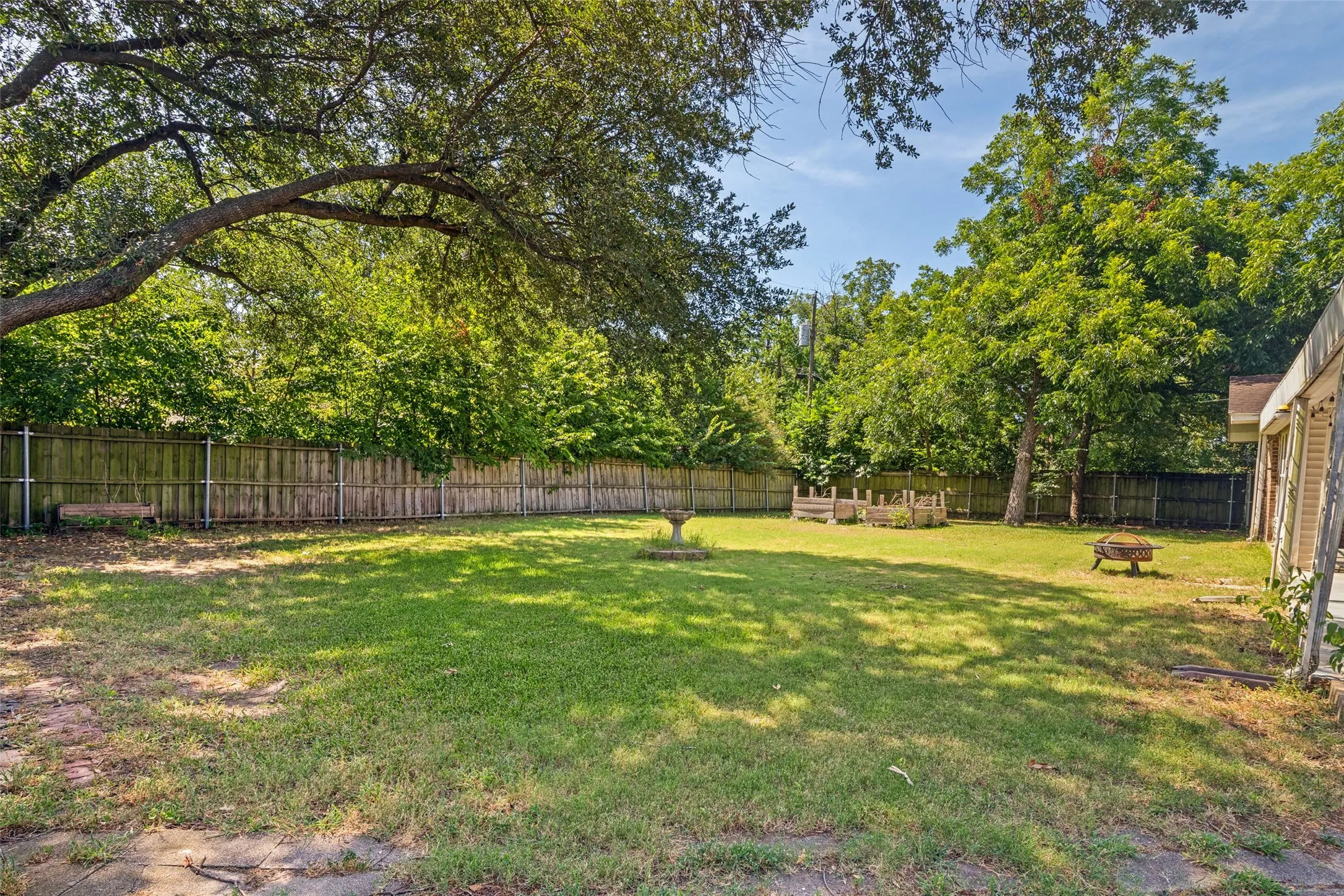 Single Family Residence For Sale in Kaufman County , 1107 Royal Drive, Kaufman, Texas 75142, 3 Bedroom, 2 Bathroom, 2 Garage spaces, 1,735 Sqft, built in 1970, mls#21326558, Real Estate Agent in Kaufman, Homes For Sale in Kaufman county, Homes For Sale in Kaufman, Realtor in Kaufman Texas, Real Estate Brokerage Independent Realty Texas, Luminita Cordes Realtor