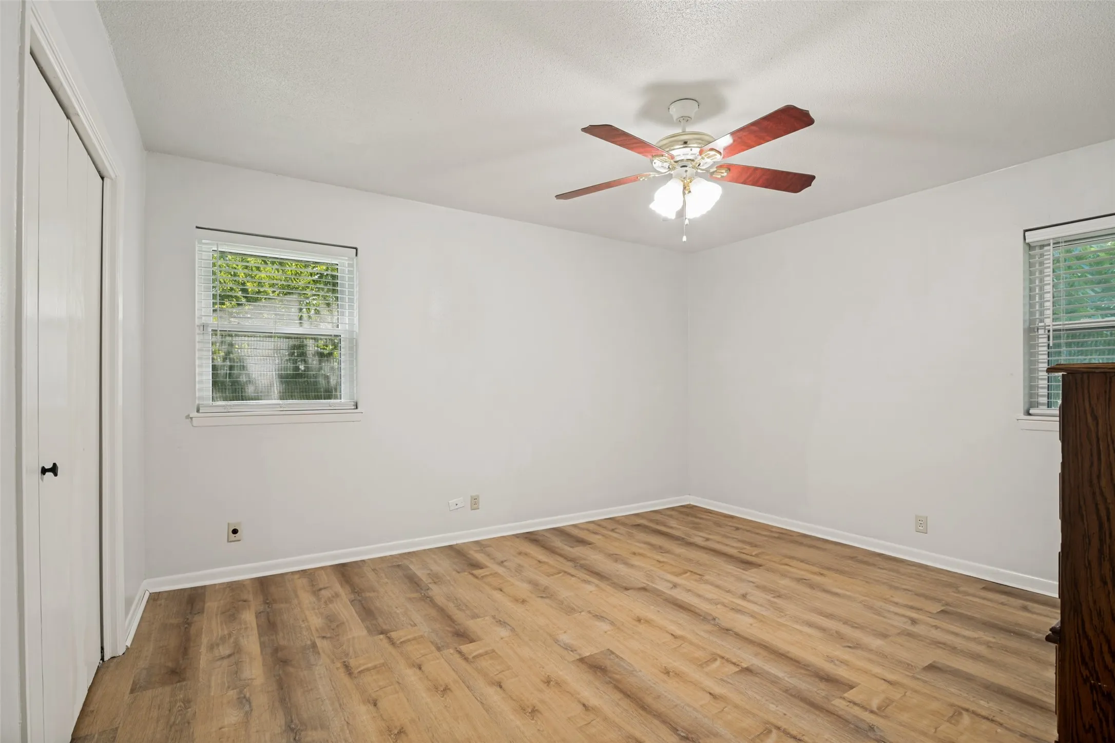 Single Family Residence For Sale in Kaufman County , 1107 Royal Drive, Kaufman, Texas 75142, 3 Bedroom, 2 Bathroom, 2 Garage spaces, 1,735 Sqft, built in 1970, mls#21326558, Real Estate Agent in Kaufman, Homes For Sale in Kaufman county, Homes For Sale in Kaufman, Realtor in Kaufman Texas, Real Estate Brokerage Independent Realty Texas, Luminita Cordes Realtor