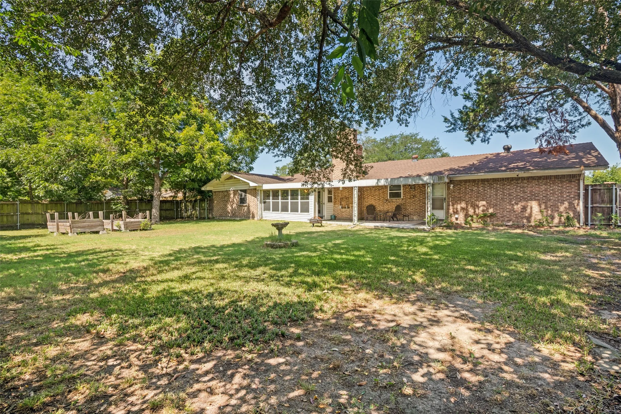 Single Family Residence For Sale in Kaufman County , 1107 Royal Drive, Kaufman, Texas 75142, 3 Bedroom, 2 Bathroom, 2 Garage spaces, 1,735 Sqft, built in 1970, mls#21326558, Real Estate Agent in Kaufman, Homes For Sale in Kaufman county, Homes For Sale in Kaufman, Realtor in Kaufman Texas, Real Estate Brokerage Independent Realty Texas, Luminita Cordes Realtor