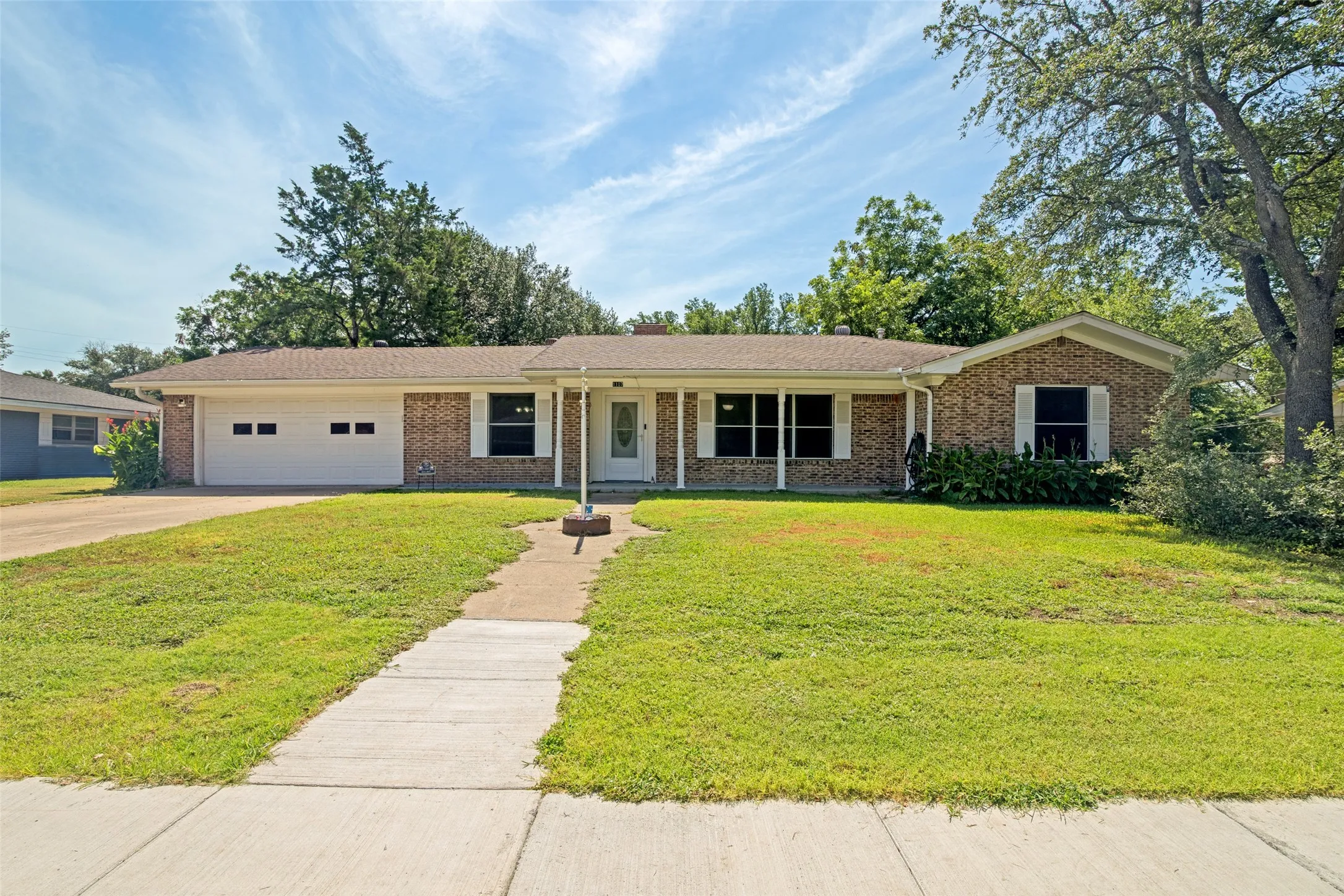 Single Family Residence For Sale in Kaufman County , 1107 Royal Drive, Kaufman, Texas 75142, 3 Bedroom, 2 Bathroom, 2 Garage spaces, 1,735 Sqft, built in 1970, mls#21326558, Real Estate Agent in Kaufman, Homes For Sale in Kaufman county, Homes For Sale in Kaufman, Realtor in Kaufman Texas, Real Estate Brokerage Independent Realty Texas, Luminita Cordes Realtor