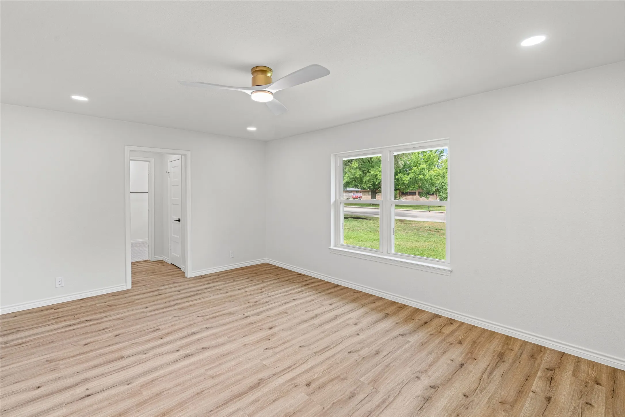 Single Family Residence For Sale in Hunt County , 5208 Stonewall Street, Greenville, Texas 75402, 3 Bedrooms, 3 Bathrooms, 2 Garage spaces, 2,601 Sqft, built in 1975, Price $338,000, mls#21327174, Real Estate Agent in Greenville, Homes For Sale in Hunt county, Homes For Sale in Greenville, Realtor in Greenville Texas, Real Estate Brokerage Independent Realty Texas, Luminita Cordes Realtor