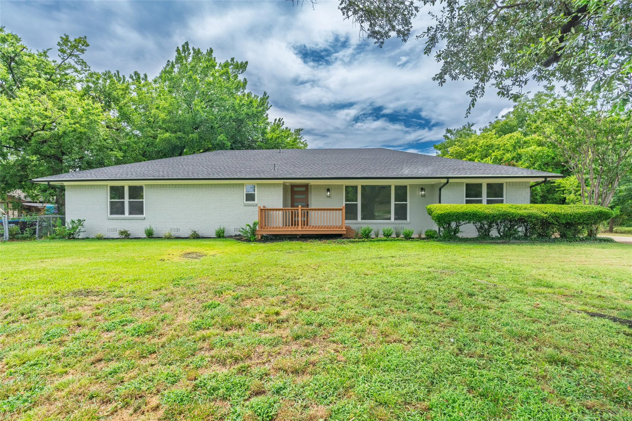 Single Family Residence For Sale in Hunt County , 5208 Stonewall Street, Greenville, Texas 75402, 3 Bedrooms, 3 Bathrooms, 2 Garage spaces, 2,601 Sqft, built in 1975, Price $338,000, mls#21327174, Real Estate Agent in Greenville, Homes For Sale in Hunt county, Homes For Sale in Greenville, Realtor in Greenville Texas, Real Estate Brokerage Independent Realty Texas, Luminita Cordes Realtor