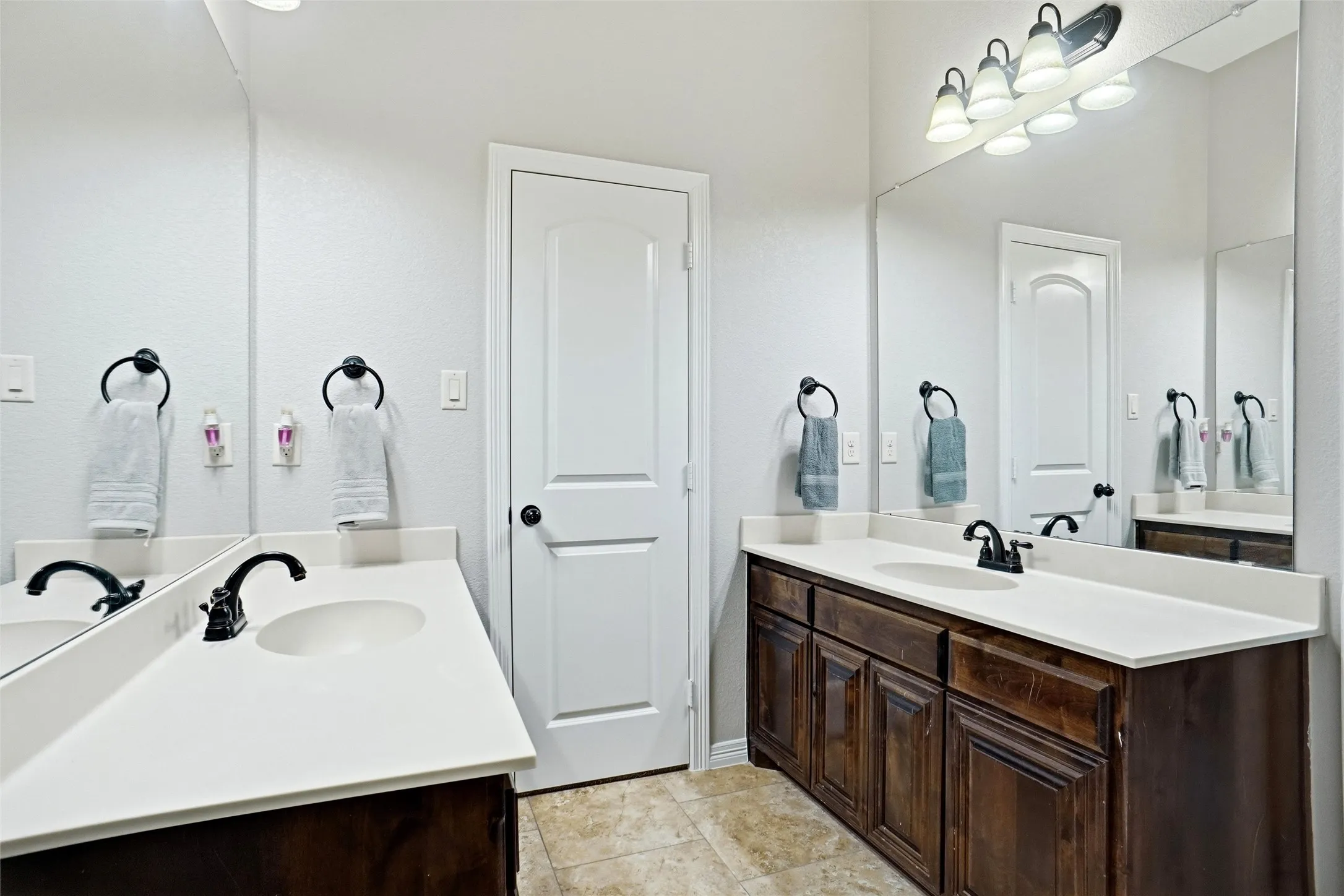 Single Family Residence For Sale in Tarrant County , 14216 Lucille Drive, Newark, Texas 76071, 4 Bedroom, 3 Bathroom, 3 Garage spaces, 2,785 Sqft, built in 2011, mls#21327189, Real Estate Agent in Newark, Homes For Sale in Tarrant county, Homes For Sale in Newark, Realtor in Newark Texas, Real Estate Brokerage Independent Realty Texas, Luminita Cordes Realtor
