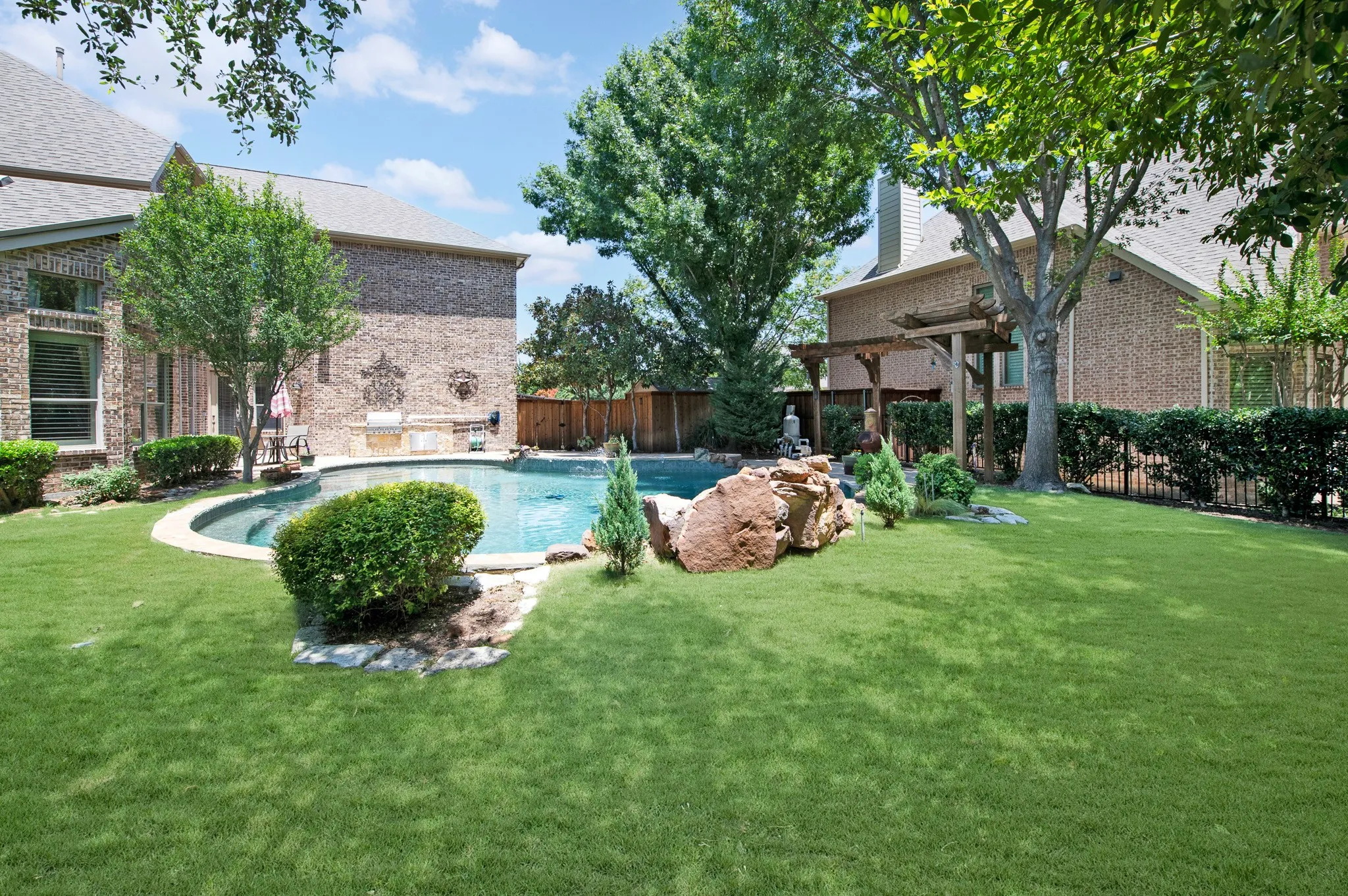 Single Family Residence For Sale in Collin County , 8572 Rochdale Court, Frisco, Texas 75035, 4 Bedroom, 4 Bathroom, 2 Garage spaces, 5,073 Sqft, built in 2006, mls#21327109, Real Estate Agent in Frisco, Homes For Sale in Collin county, Homes For Sale in Frisco, Realtor in Frisco Texas, Real Estate Brokerage Independent Realty Texas, Luminita Cordes Realtor