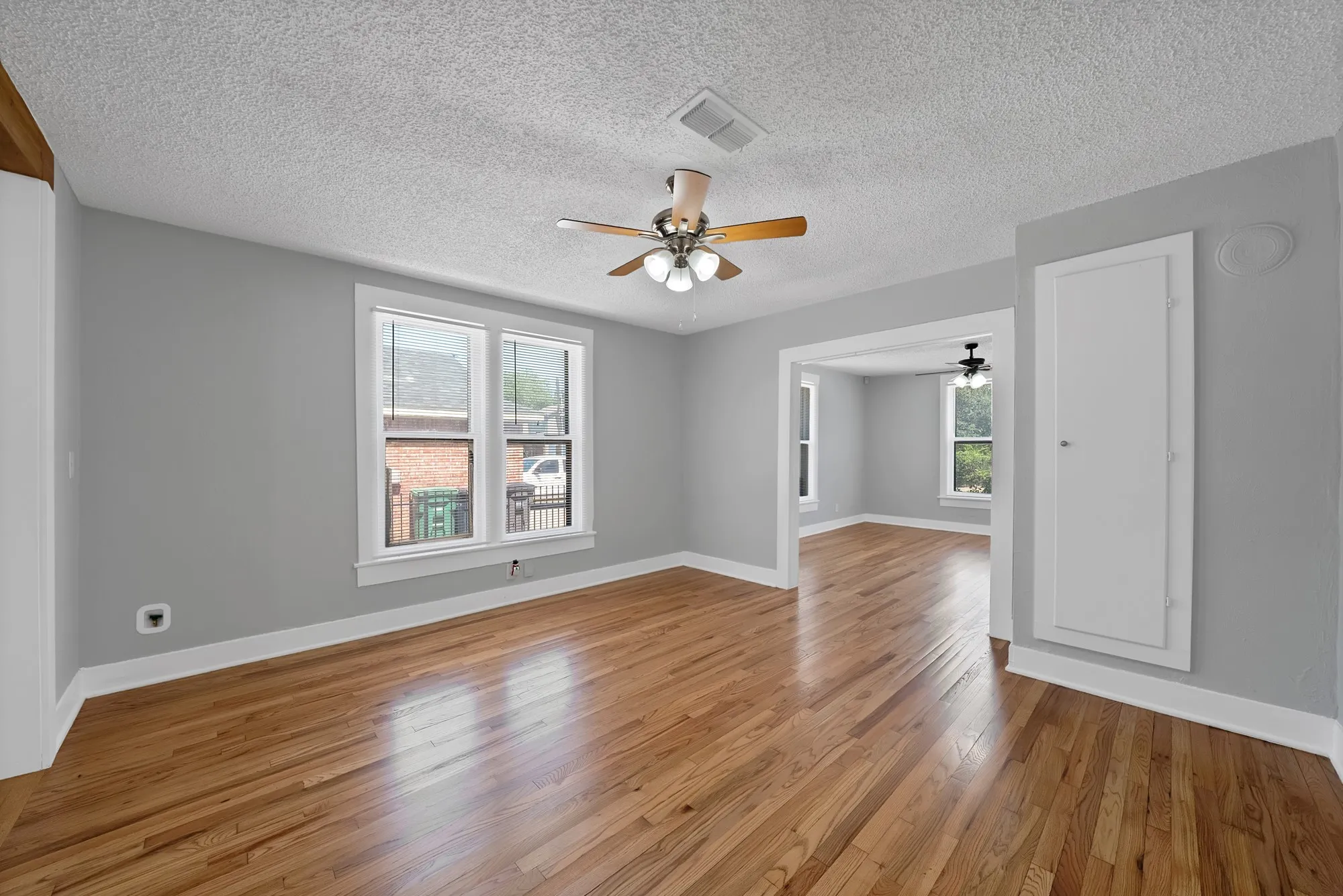 Single Family Residence For Sale in Tarrant County , 2724 E 12th Street, Fort Worth, Texas 76111, 3 Bedroom, 2 Bathroom, 1 Garage spaces, 1,092 Sqft, built in 1927, mls#21327047, Real Estate Agent in Fort Worth, Homes For Sale in Tarrant county, Homes For Sale in Fort Worth, Realtor in Fort Worth Texas, Real Estate Brokerage Independent Realty Texas, Luminita Cordes Realtor