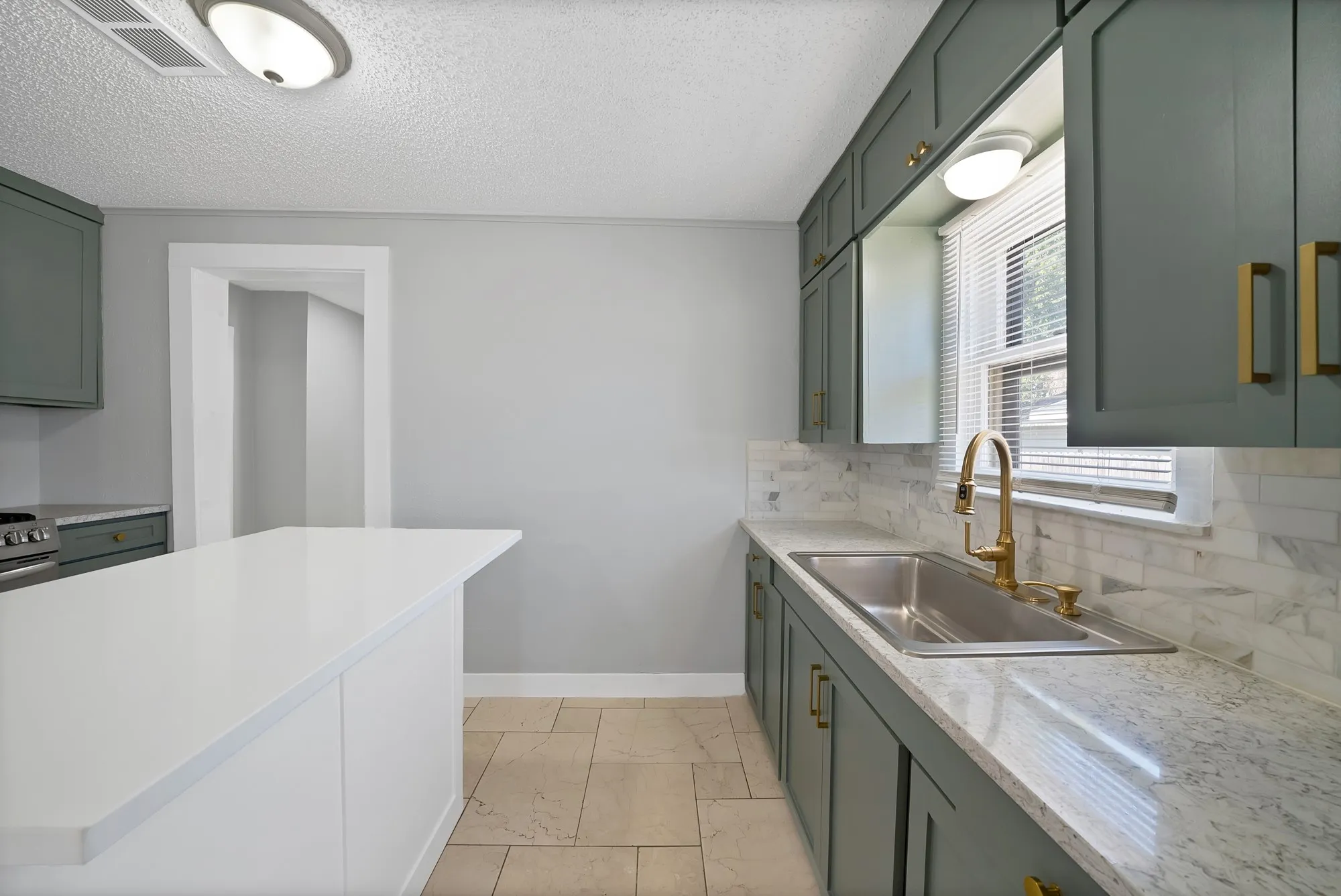 Single Family Residence For Sale in Tarrant County , 2724 E 12th Street, Fort Worth, Texas 76111, 3 Bedroom, 2 Bathroom, 1 Garage spaces, 1,092 Sqft, built in 1927, mls#21327047, Real Estate Agent in Fort Worth, Homes For Sale in Tarrant county, Homes For Sale in Fort Worth, Realtor in Fort Worth Texas, Real Estate Brokerage Independent Realty Texas, Luminita Cordes Realtor