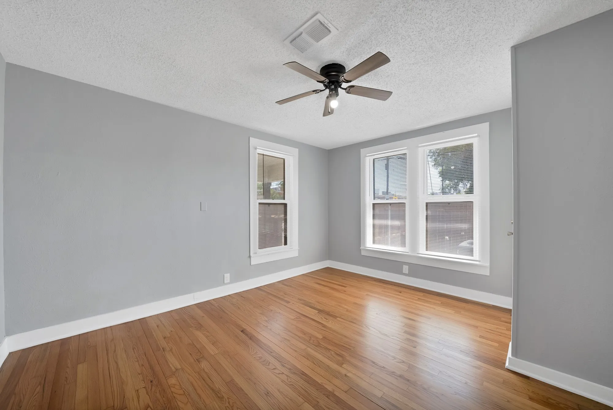 Single Family Residence For Sale in Tarrant County , 2724 E 12th Street, Fort Worth, Texas 76111, 3 Bedroom, 2 Bathroom, 1 Garage spaces, 1,092 Sqft, built in 1927, mls#21327047, Real Estate Agent in Fort Worth, Homes For Sale in Tarrant county, Homes For Sale in Fort Worth, Realtor in Fort Worth Texas, Real Estate Brokerage Independent Realty Texas, Luminita Cordes Realtor
