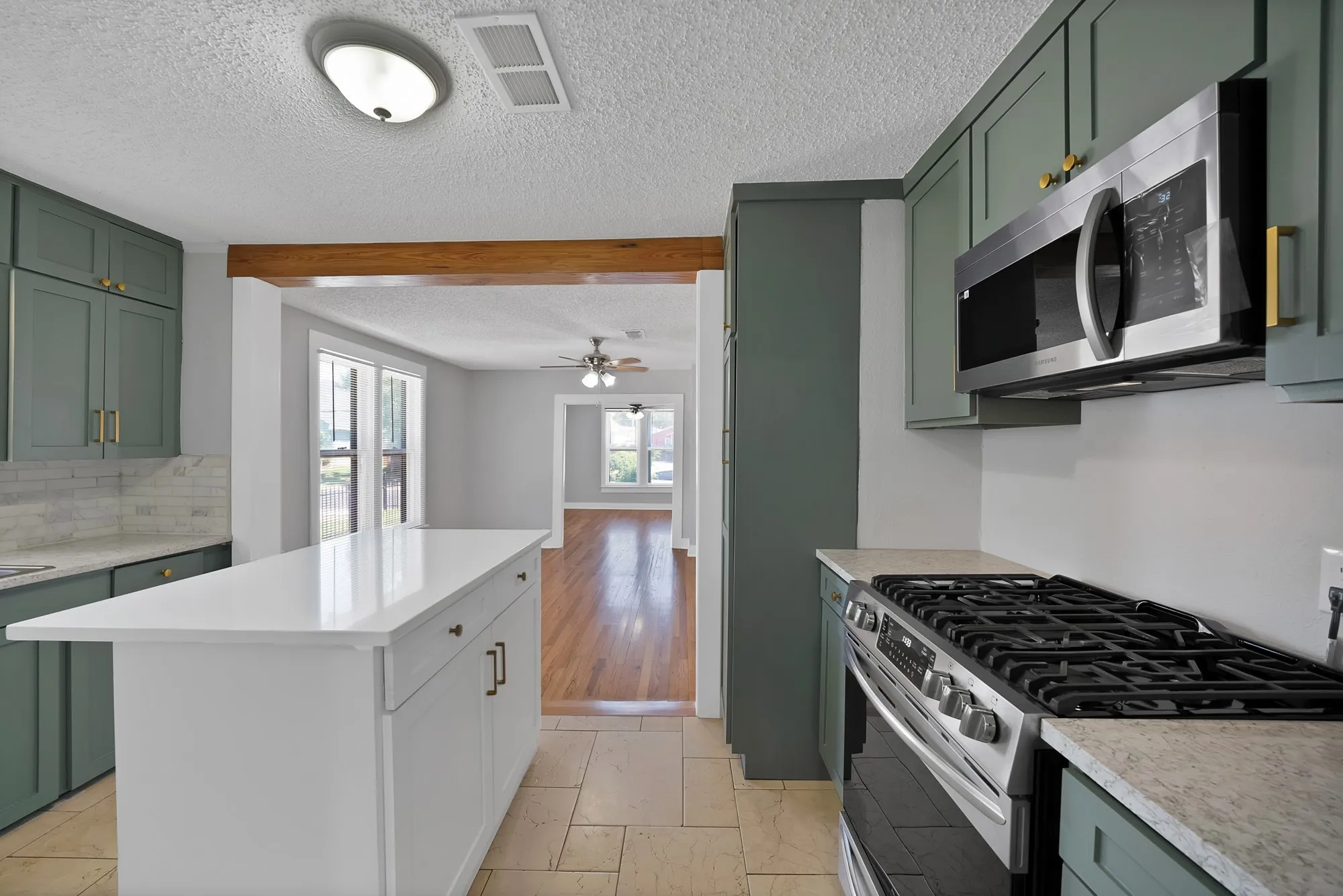Single Family Residence For Sale in Tarrant County , 2724 E 12th Street, Fort Worth, Texas 76111, 3 Bedroom, 2 Bathroom, 1 Garage spaces, 1,092 Sqft, built in 1927, mls#21327047, Real Estate Agent in Fort Worth, Homes For Sale in Tarrant county, Homes For Sale in Fort Worth, Realtor in Fort Worth Texas, Real Estate Brokerage Independent Realty Texas, Luminita Cordes Realtor
