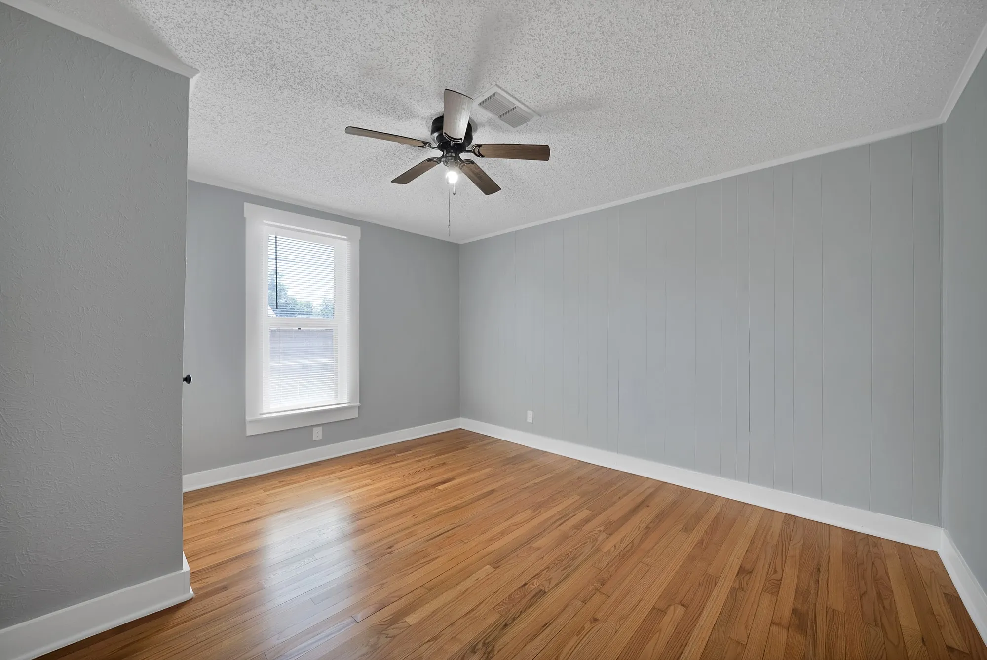 Single Family Residence For Sale in Tarrant County , 2724 E 12th Street, Fort Worth, Texas 76111, 3 Bedroom, 2 Bathroom, 1 Garage spaces, 1,092 Sqft, built in 1927, mls#21327047, Real Estate Agent in Fort Worth, Homes For Sale in Tarrant county, Homes For Sale in Fort Worth, Realtor in Fort Worth Texas, Real Estate Brokerage Independent Realty Texas, Luminita Cordes Realtor