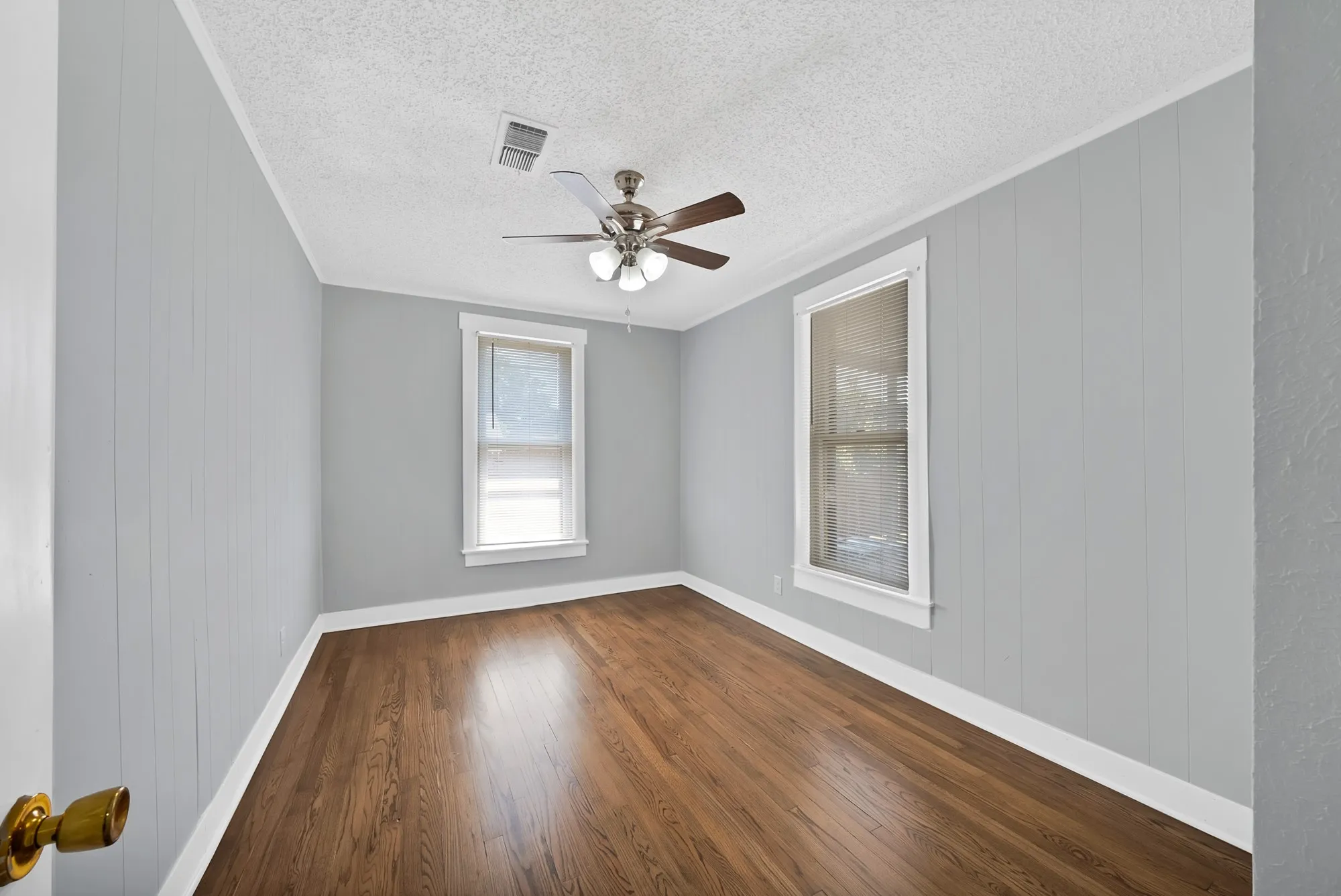 Single Family Residence For Sale in Tarrant County , 2724 E 12th Street, Fort Worth, Texas 76111, 3 Bedroom, 2 Bathroom, 1 Garage spaces, 1,092 Sqft, built in 1927, mls#21327047, Real Estate Agent in Fort Worth, Homes For Sale in Tarrant county, Homes For Sale in Fort Worth, Realtor in Fort Worth Texas, Real Estate Brokerage Independent Realty Texas, Luminita Cordes Realtor
