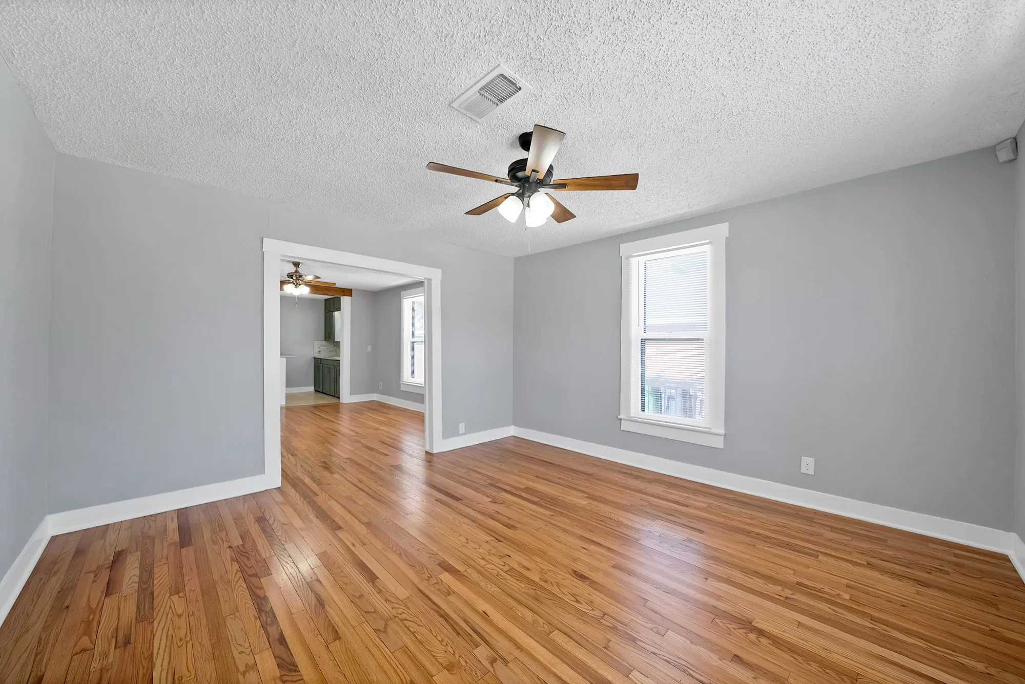 Single Family Residence For Sale in Tarrant County , 2724 E 12th Street, Fort Worth, Texas 76111, 3 Bedroom, 2 Bathroom, 1 Garage spaces, 1,092 Sqft, built in 1927, mls#21327047, Real Estate Agent in Fort Worth, Homes For Sale in Tarrant county, Homes For Sale in Fort Worth, Realtor in Fort Worth Texas, Real Estate Brokerage Independent Realty Texas, Luminita Cordes Realtor