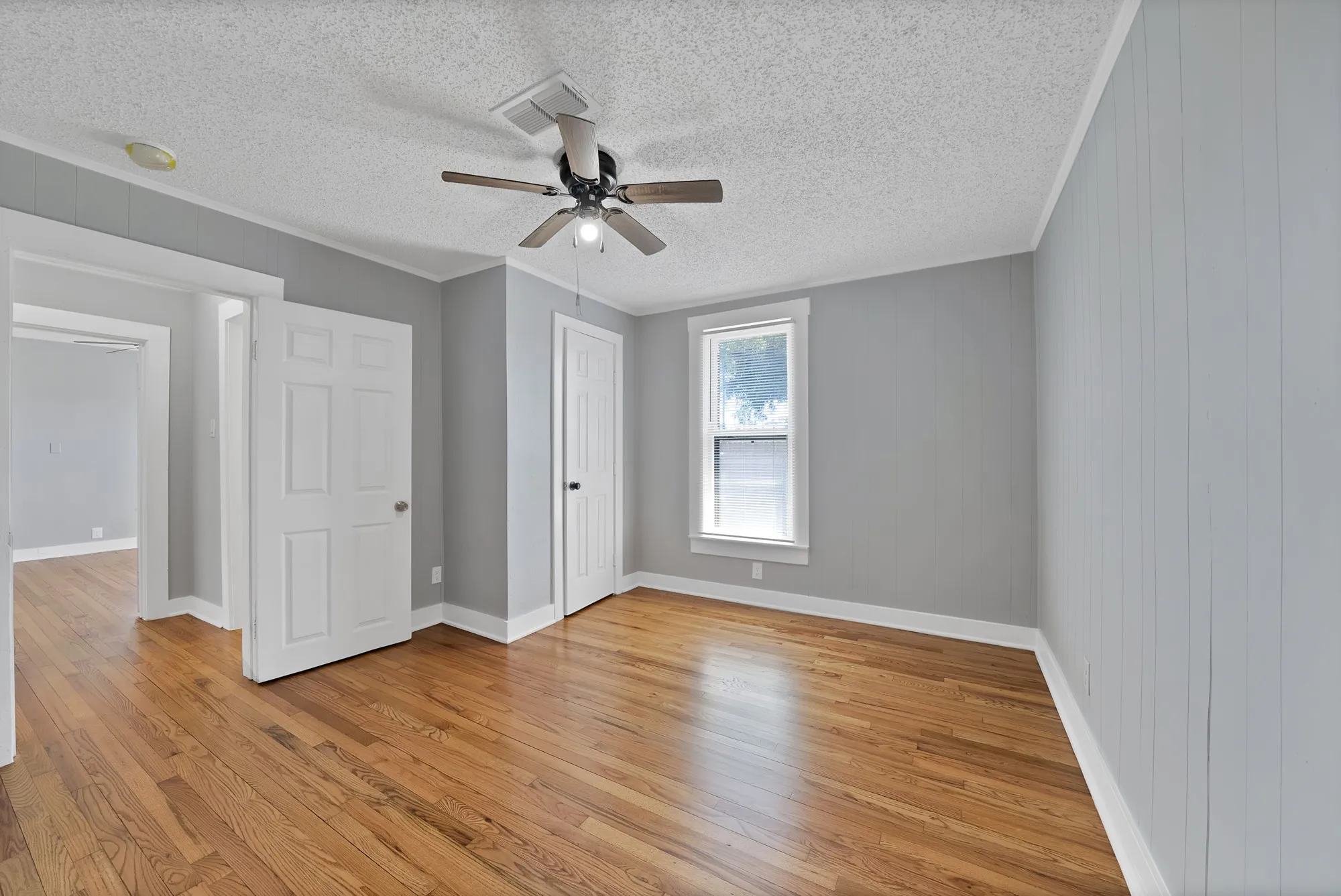 Single Family Residence For Sale in Tarrant County , 2724 E 12th Street, Fort Worth, Texas 76111, 3 Bedroom, 2 Bathroom, 1 Garage spaces, 1,092 Sqft, built in 1927, mls#21327047, Real Estate Agent in Fort Worth, Homes For Sale in Tarrant county, Homes For Sale in Fort Worth, Realtor in Fort Worth Texas, Real Estate Brokerage Independent Realty Texas, Luminita Cordes Realtor