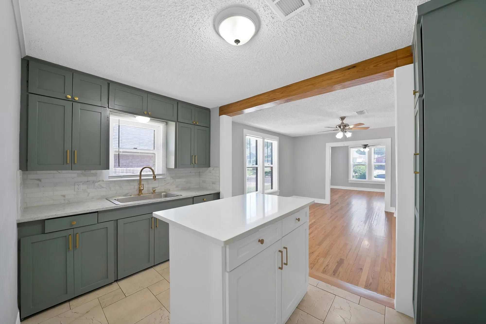 Single Family Residence For Sale in Tarrant County , 2724 E 12th Street, Fort Worth, Texas 76111, 3 Bedroom, 2 Bathroom, 1 Garage spaces, 1,092 Sqft, built in 1927, mls#21327047, Real Estate Agent in Fort Worth, Homes For Sale in Tarrant county, Homes For Sale in Fort Worth, Realtor in Fort Worth Texas, Real Estate Brokerage Independent Realty Texas, Luminita Cordes Realtor