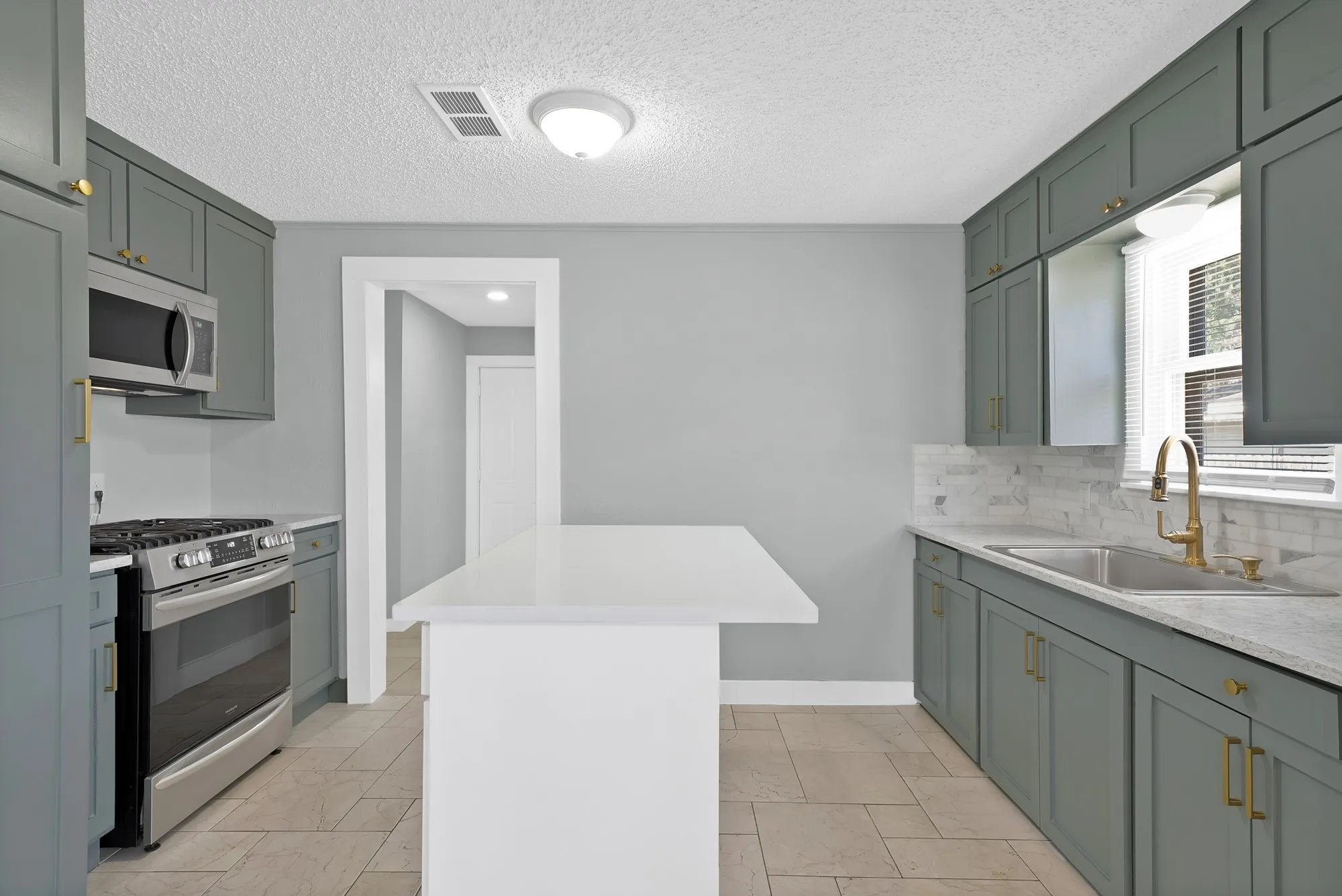 Single Family Residence For Sale in Tarrant County , 2724 E 12th Street, Fort Worth, Texas 76111, 3 Bedroom, 2 Bathroom, 1 Garage spaces, 1,092 Sqft, built in 1927, mls#21327047, Real Estate Agent in Fort Worth, Homes For Sale in Tarrant county, Homes For Sale in Fort Worth, Realtor in Fort Worth Texas, Real Estate Brokerage Independent Realty Texas, Luminita Cordes Realtor