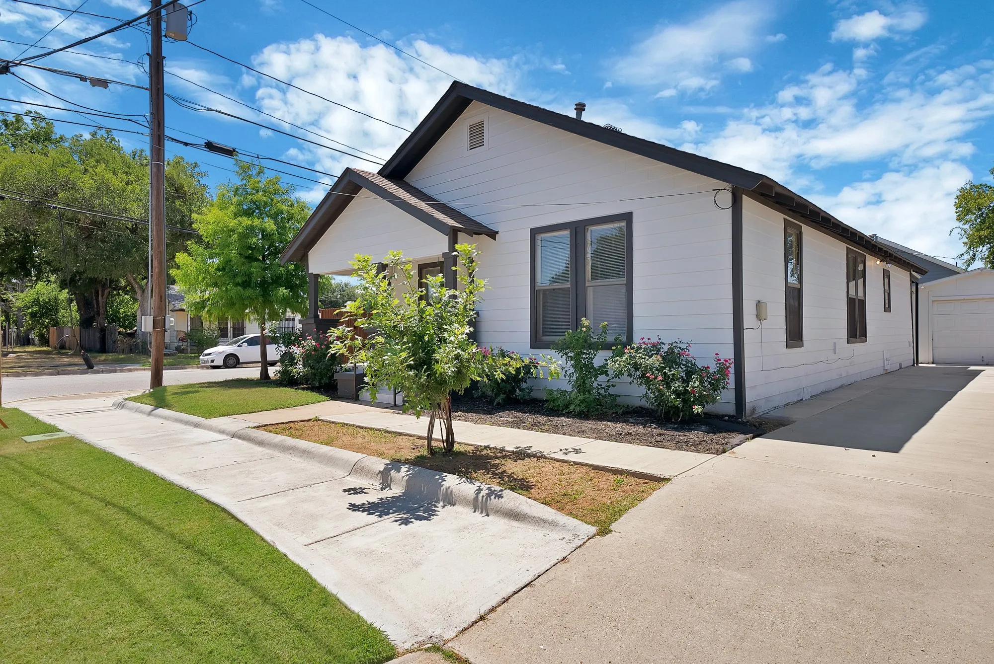 Single Family Residence For Sale in Tarrant County , 2724 E 12th Street, Fort Worth, Texas 76111, 3 Bedroom, 2 Bathroom, 1 Garage spaces, 1,092 Sqft, built in 1927, mls#21327047, Real Estate Agent in Fort Worth, Homes For Sale in Tarrant county, Homes For Sale in Fort Worth, Realtor in Fort Worth Texas, Real Estate Brokerage Independent Realty Texas, Luminita Cordes Realtor