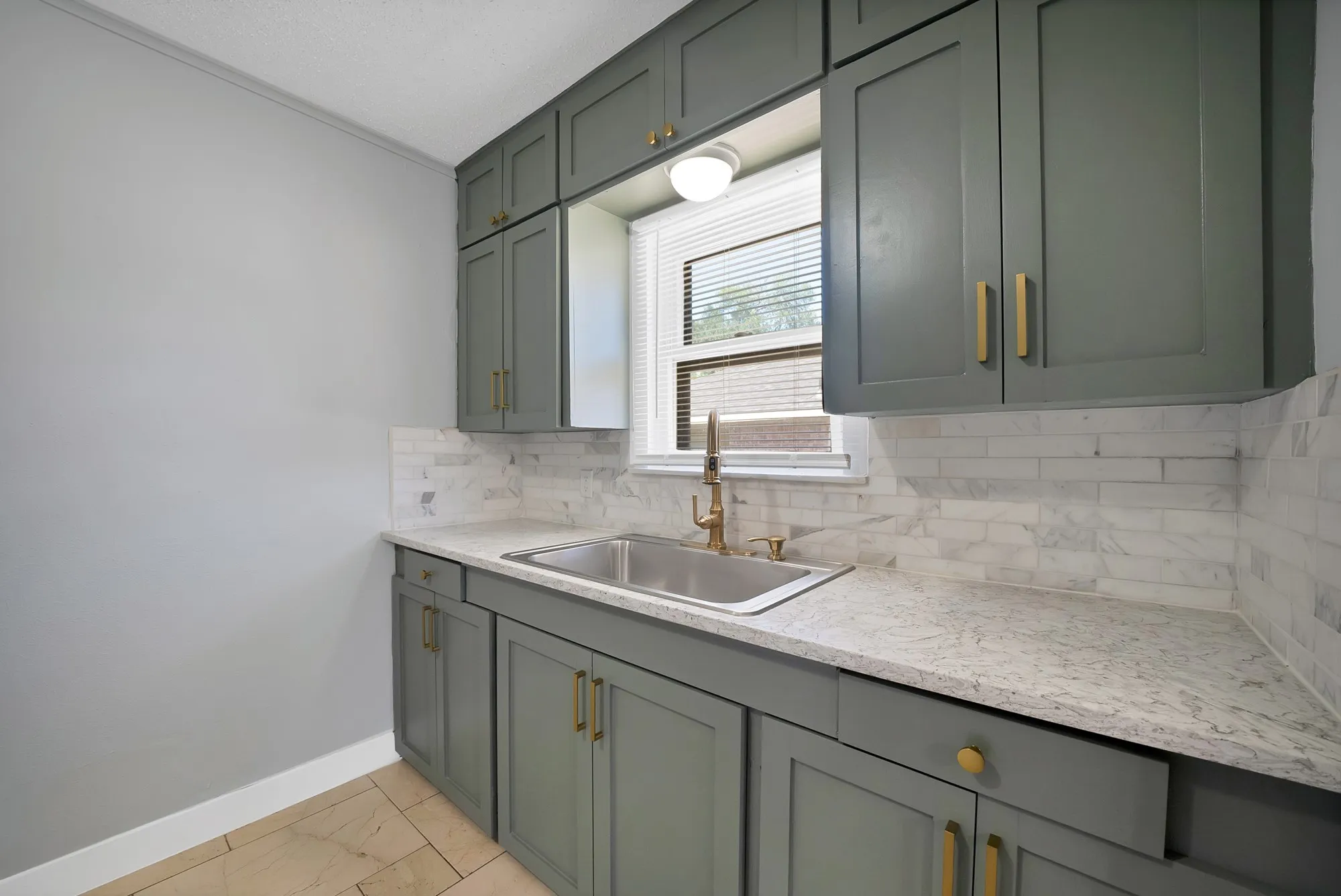 Single Family Residence For Sale in Tarrant County , 2724 E 12th Street, Fort Worth, Texas 76111, 3 Bedroom, 2 Bathroom, 1 Garage spaces, 1,092 Sqft, built in 1927, mls#21327047, Real Estate Agent in Fort Worth, Homes For Sale in Tarrant county, Homes For Sale in Fort Worth, Realtor in Fort Worth Texas, Real Estate Brokerage Independent Realty Texas, Luminita Cordes Realtor