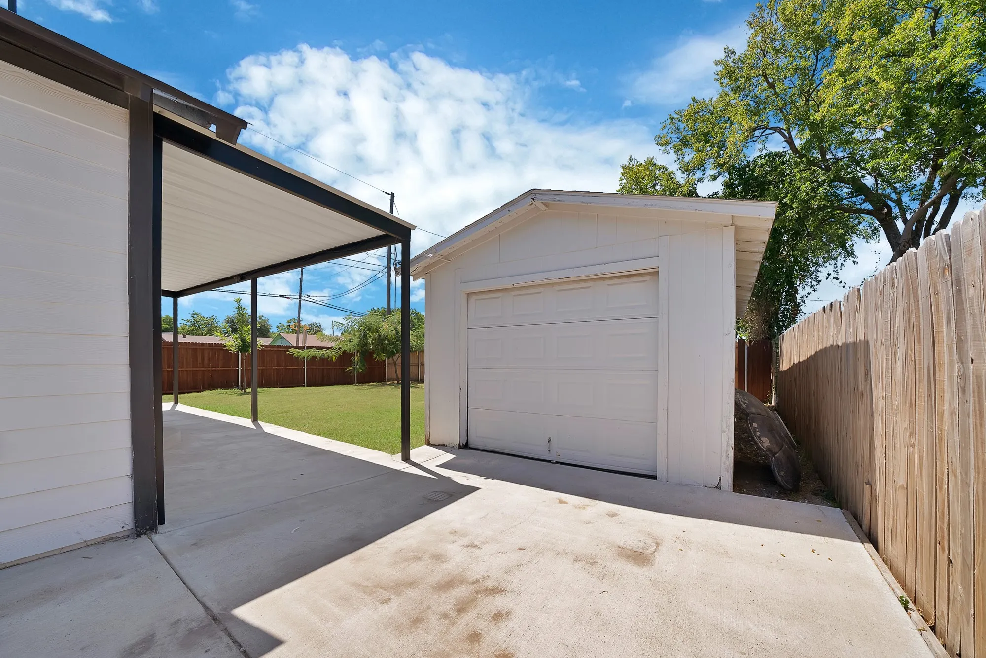 Single Family Residence For Sale in Tarrant County , 2724 E 12th Street, Fort Worth, Texas 76111, 3 Bedroom, 2 Bathroom, 1 Garage spaces, 1,092 Sqft, built in 1927, mls#21327047, Real Estate Agent in Fort Worth, Homes For Sale in Tarrant county, Homes For Sale in Fort Worth, Realtor in Fort Worth Texas, Real Estate Brokerage Independent Realty Texas, Luminita Cordes Realtor