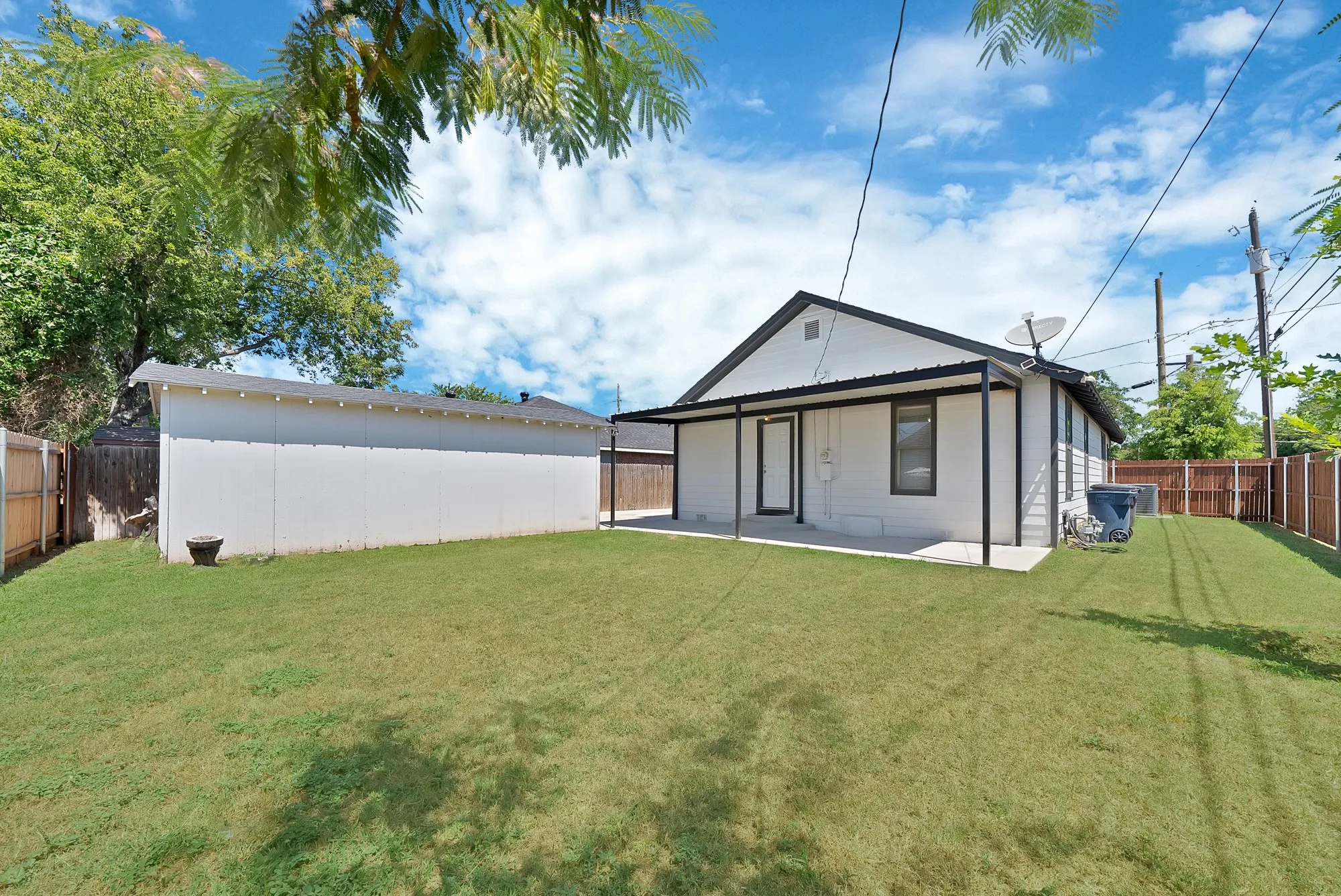 Single Family Residence For Sale in Tarrant County , 2724 E 12th Street, Fort Worth, Texas 76111, 3 Bedroom, 2 Bathroom, 1 Garage spaces, 1,092 Sqft, built in 1927, mls#21327047, Real Estate Agent in Fort Worth, Homes For Sale in Tarrant county, Homes For Sale in Fort Worth, Realtor in Fort Worth Texas, Real Estate Brokerage Independent Realty Texas, Luminita Cordes Realtor
