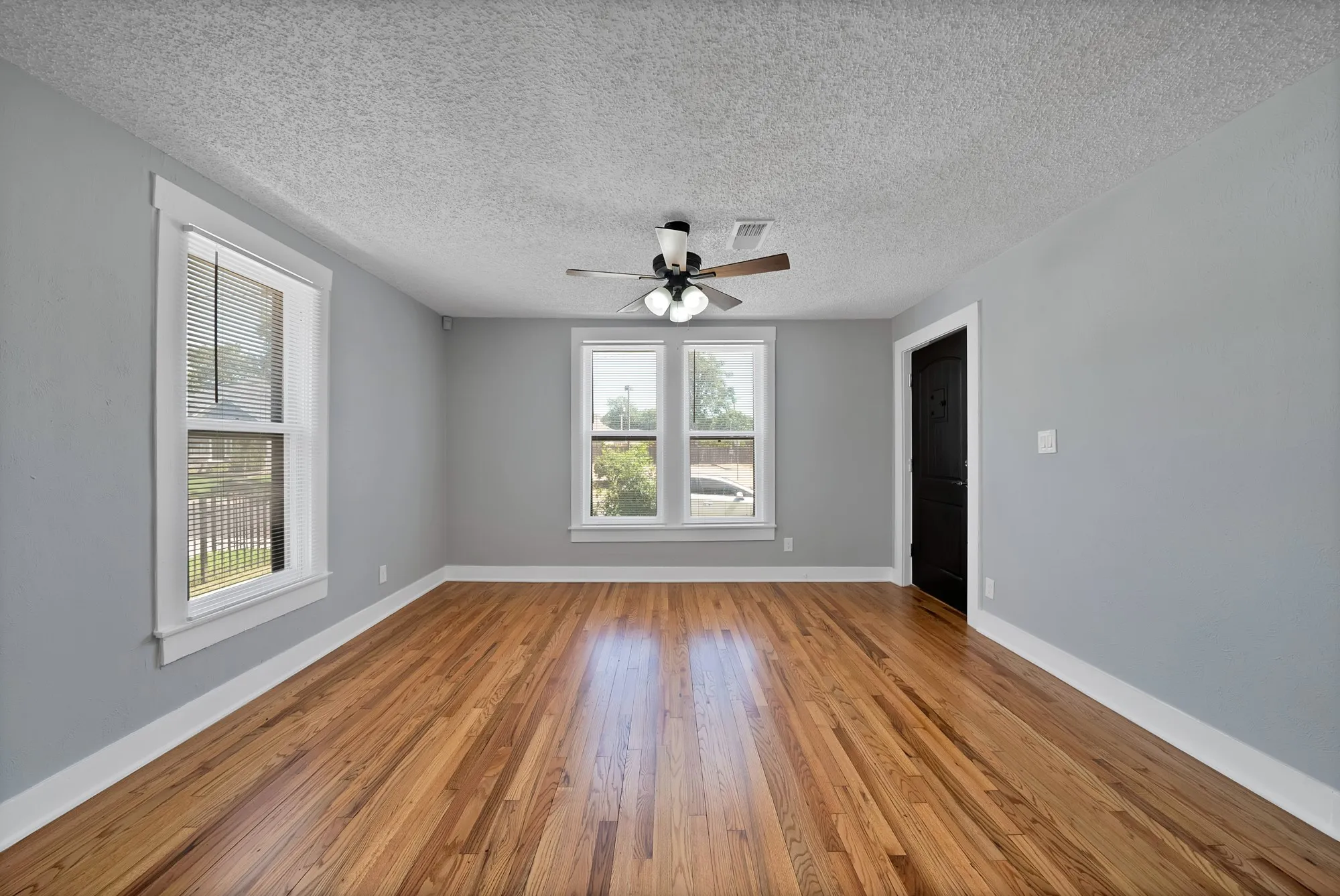Single Family Residence For Sale in Tarrant County , 2724 E 12th Street, Fort Worth, Texas 76111, 3 Bedroom, 2 Bathroom, 1 Garage spaces, 1,092 Sqft, built in 1927, mls#21327047, Real Estate Agent in Fort Worth, Homes For Sale in Tarrant county, Homes For Sale in Fort Worth, Realtor in Fort Worth Texas, Real Estate Brokerage Independent Realty Texas, Luminita Cordes Realtor