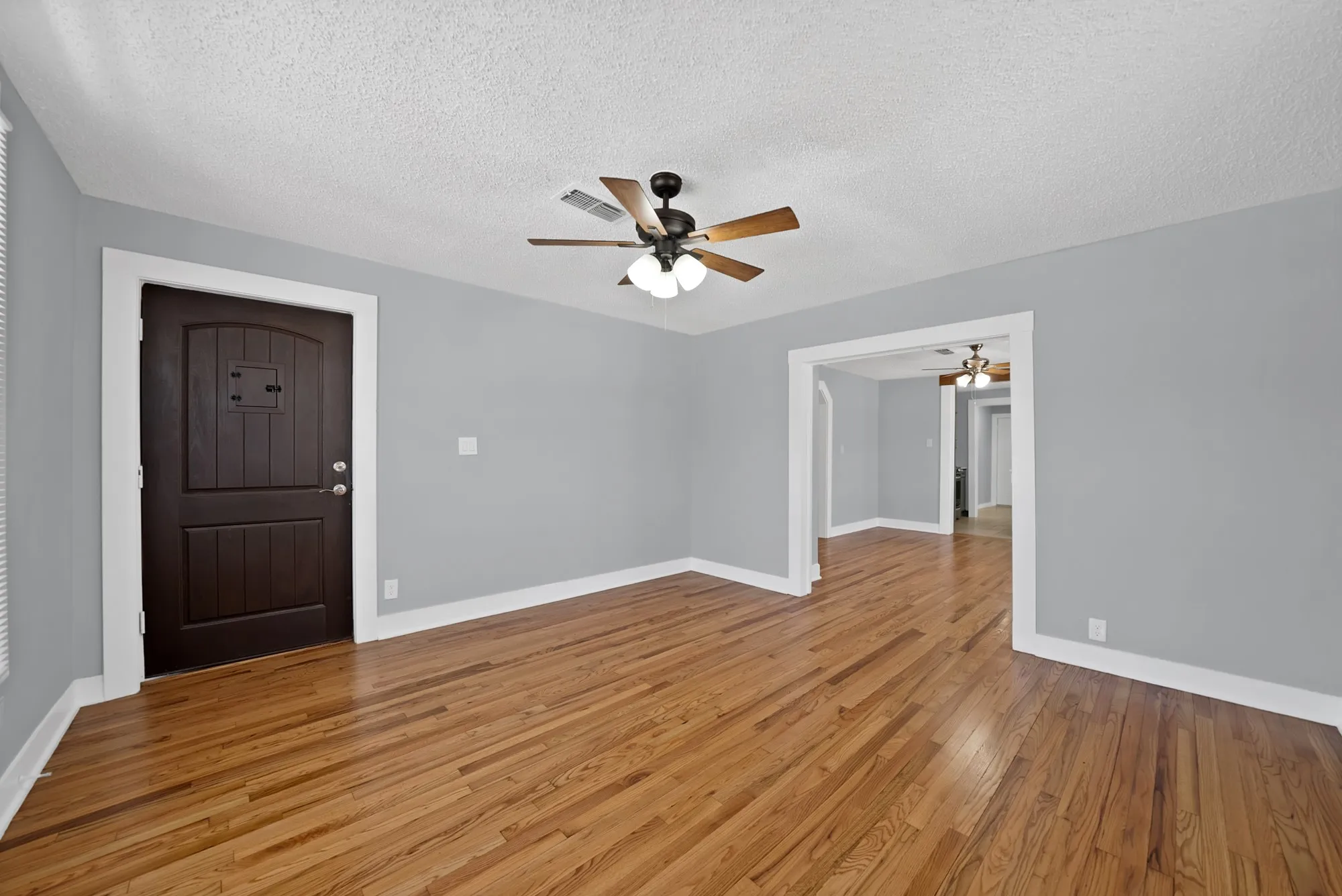 Single Family Residence For Sale in Tarrant County , 2724 E 12th Street, Fort Worth, Texas 76111, 3 Bedroom, 2 Bathroom, 1 Garage spaces, 1,092 Sqft, built in 1927, mls#21327047, Real Estate Agent in Fort Worth, Homes For Sale in Tarrant county, Homes For Sale in Fort Worth, Realtor in Fort Worth Texas, Real Estate Brokerage Independent Realty Texas, Luminita Cordes Realtor