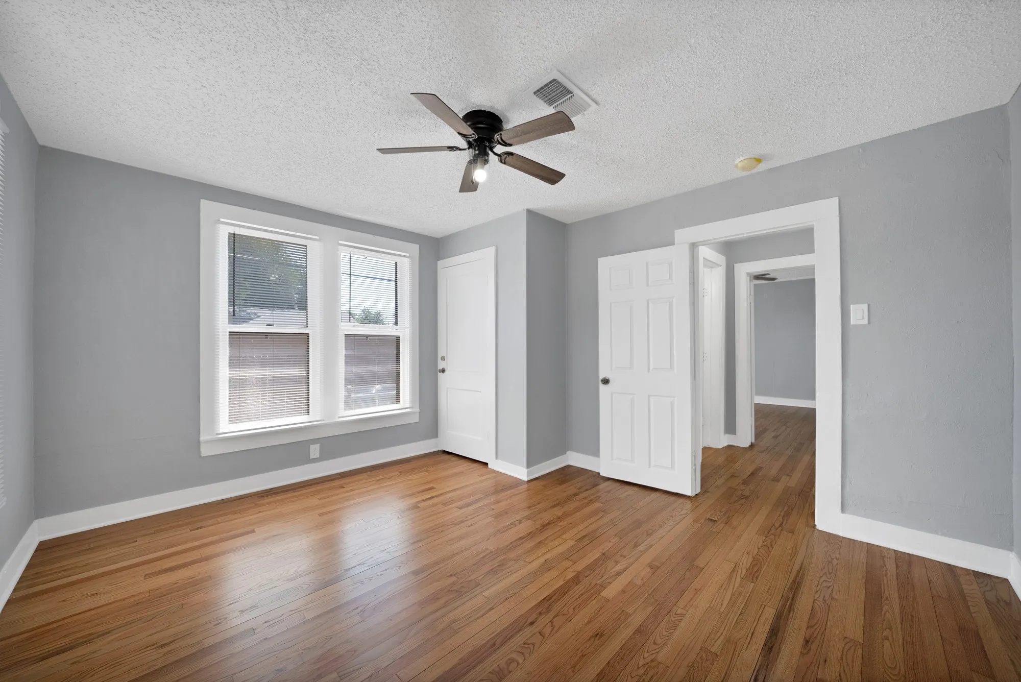 Single Family Residence For Sale in Tarrant County , 2724 E 12th Street, Fort Worth, Texas 76111, 3 Bedroom, 2 Bathroom, 1 Garage spaces, 1,092 Sqft, built in 1927, mls#21327047, Real Estate Agent in Fort Worth, Homes For Sale in Tarrant county, Homes For Sale in Fort Worth, Realtor in Fort Worth Texas, Real Estate Brokerage Independent Realty Texas, Luminita Cordes Realtor