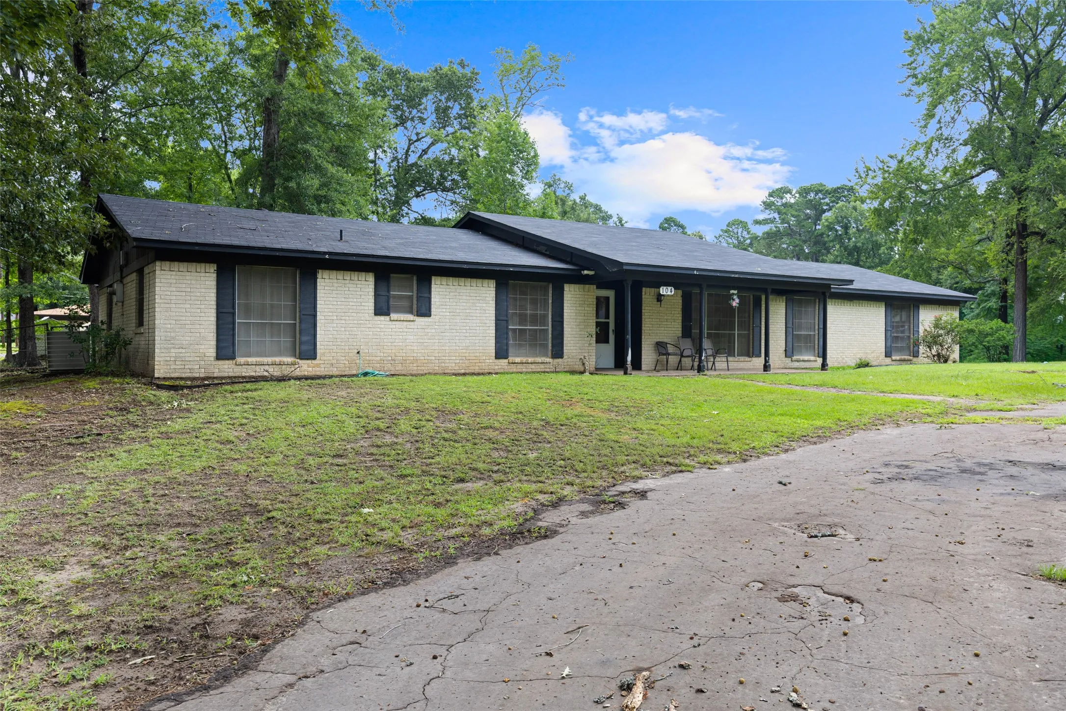 Single Family Residence For Sale in Morris County , 104 N Timberlane, Lone Star, Texas 75668, 4 Bedroom, 2 Bathroom, 2 Garage spaces, 2,233 Sqft, built in 1966, mls#21316273, Real Estate Agent in Lone Star, Homes For Sale in Morris county, Homes For Sale in Lone Star, Realtor in Lone Star Texas, Real Estate Brokerage Independent Realty Texas, Luminita Cordes Realtor