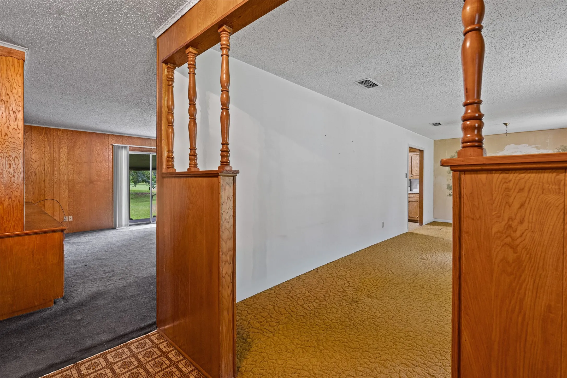 Single Family Residence For Sale in Morris County , 104 N Timberlane, Lone Star, Texas 75668, 4 Bedroom, 2 Bathroom, 2 Garage spaces, 2,233 Sqft, built in 1966, mls#21316273, Real Estate Agent in Lone Star, Homes For Sale in Morris county, Homes For Sale in Lone Star, Realtor in Lone Star Texas, Real Estate Brokerage Independent Realty Texas, Luminita Cordes Realtor