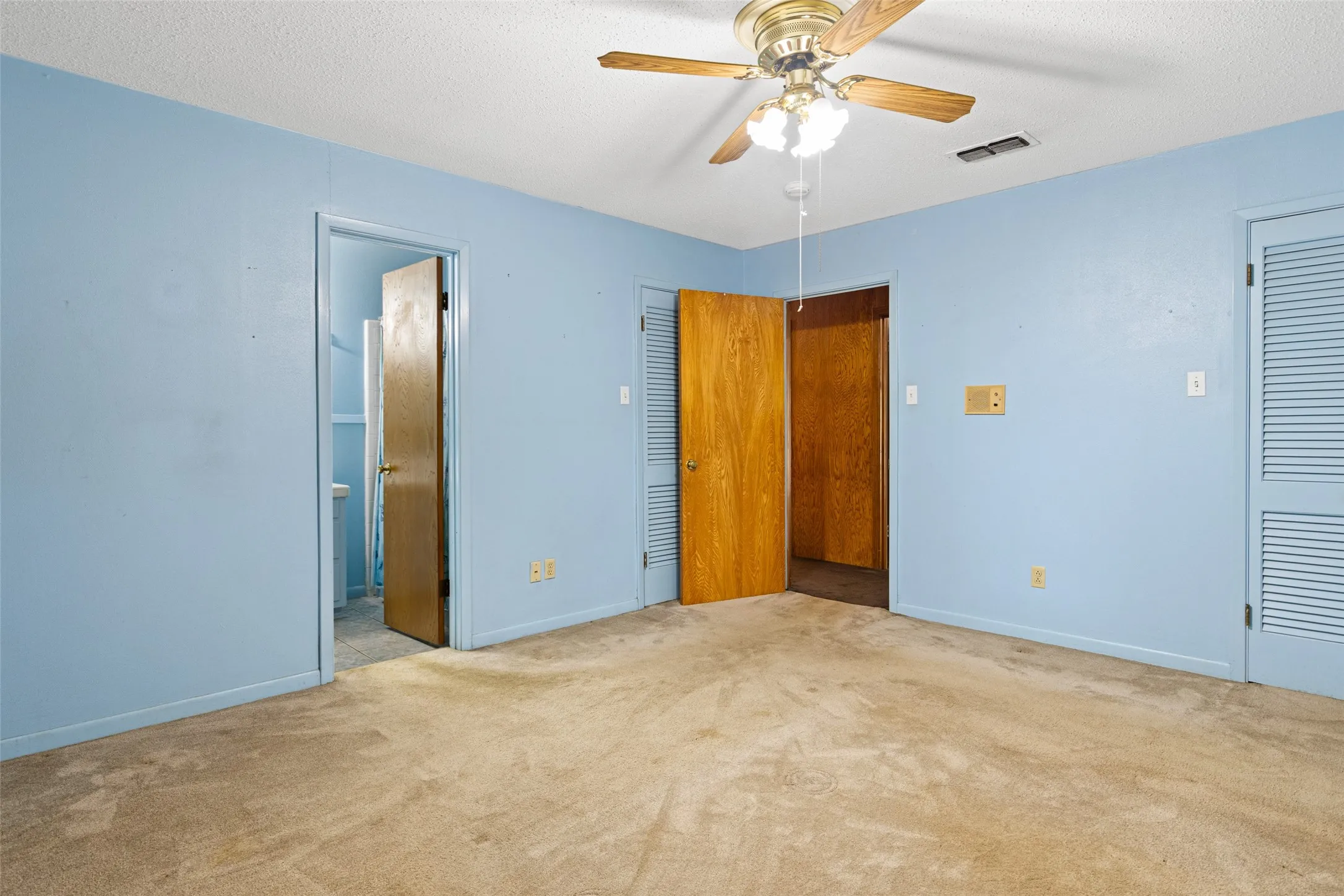Single Family Residence For Sale in Morris County , 104 N Timberlane, Lone Star, Texas 75668, 4 Bedroom, 2 Bathroom, 2 Garage spaces, 2,233 Sqft, built in 1966, mls#21316273, Real Estate Agent in Lone Star, Homes For Sale in Morris county, Homes For Sale in Lone Star, Realtor in Lone Star Texas, Real Estate Brokerage Independent Realty Texas, Luminita Cordes Realtor