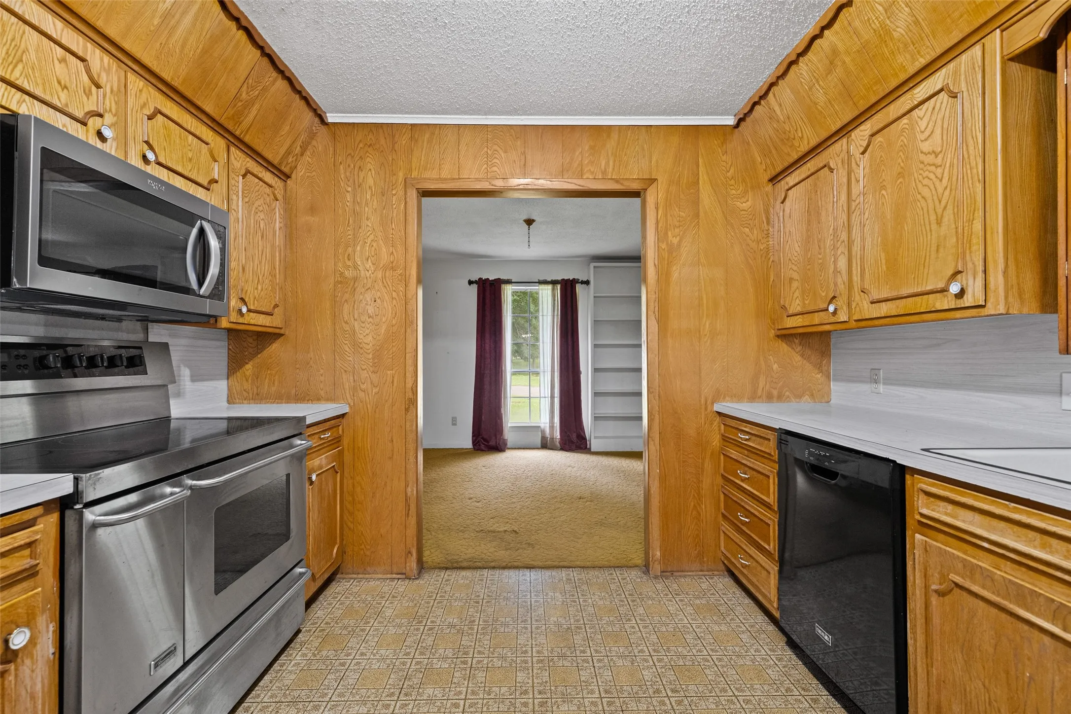 Single Family Residence For Sale in Morris County , 104 N Timberlane, Lone Star, Texas 75668, 4 Bedroom, 2 Bathroom, 2 Garage spaces, 2,233 Sqft, built in 1966, mls#21316273, Real Estate Agent in Lone Star, Homes For Sale in Morris county, Homes For Sale in Lone Star, Realtor in Lone Star Texas, Real Estate Brokerage Independent Realty Texas, Luminita Cordes Realtor