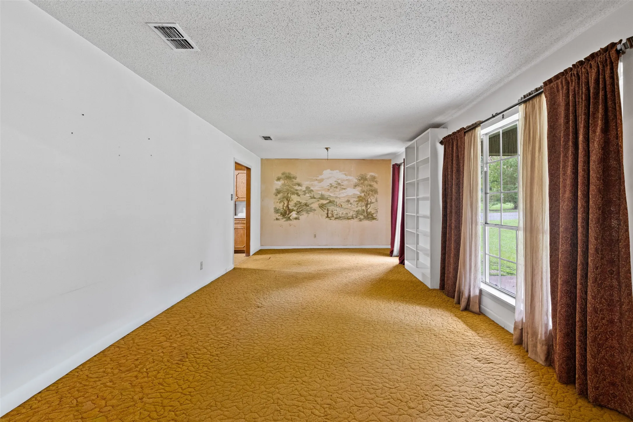 Single Family Residence For Sale in Morris County , 104 N Timberlane, Lone Star, Texas 75668, 4 Bedroom, 2 Bathroom, 2 Garage spaces, 2,233 Sqft, built in 1966, mls#21316273, Real Estate Agent in Lone Star, Homes For Sale in Morris county, Homes For Sale in Lone Star, Realtor in Lone Star Texas, Real Estate Brokerage Independent Realty Texas, Luminita Cordes Realtor