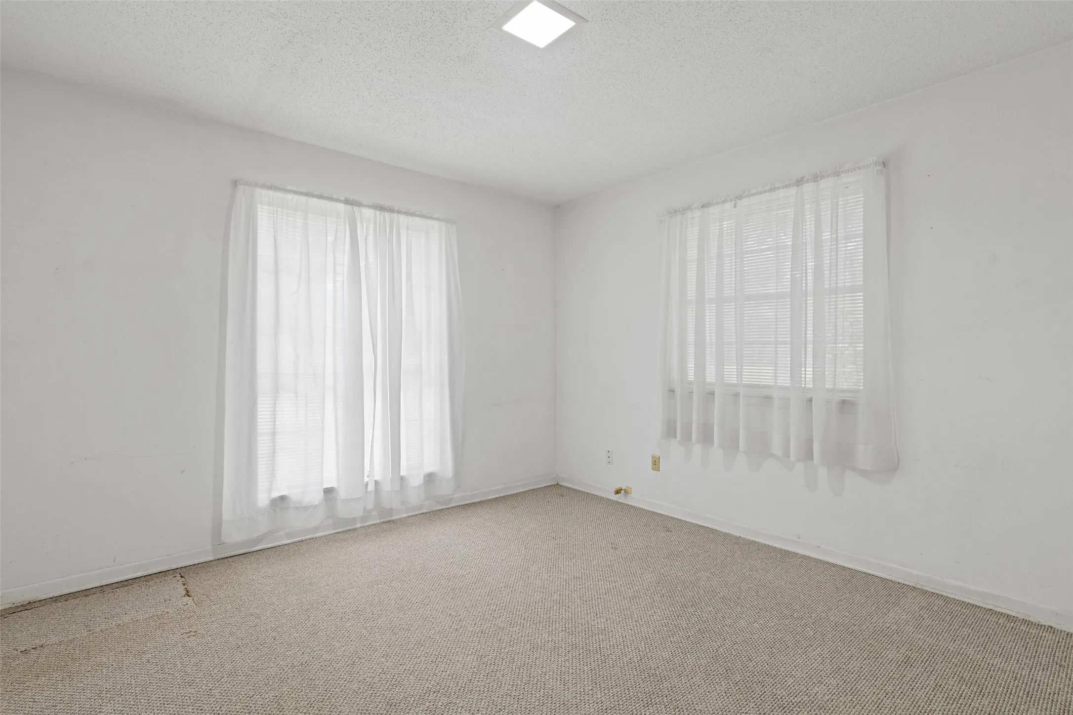 Single Family Residence For Sale in Morris County , 104 N Timberlane, Lone Star, Texas 75668, 4 Bedroom, 2 Bathroom, 2 Garage spaces, 2,233 Sqft, built in 1966, mls#21316273, Real Estate Agent in Lone Star, Homes For Sale in Morris county, Homes For Sale in Lone Star, Realtor in Lone Star Texas, Real Estate Brokerage Independent Realty Texas, Luminita Cordes Realtor