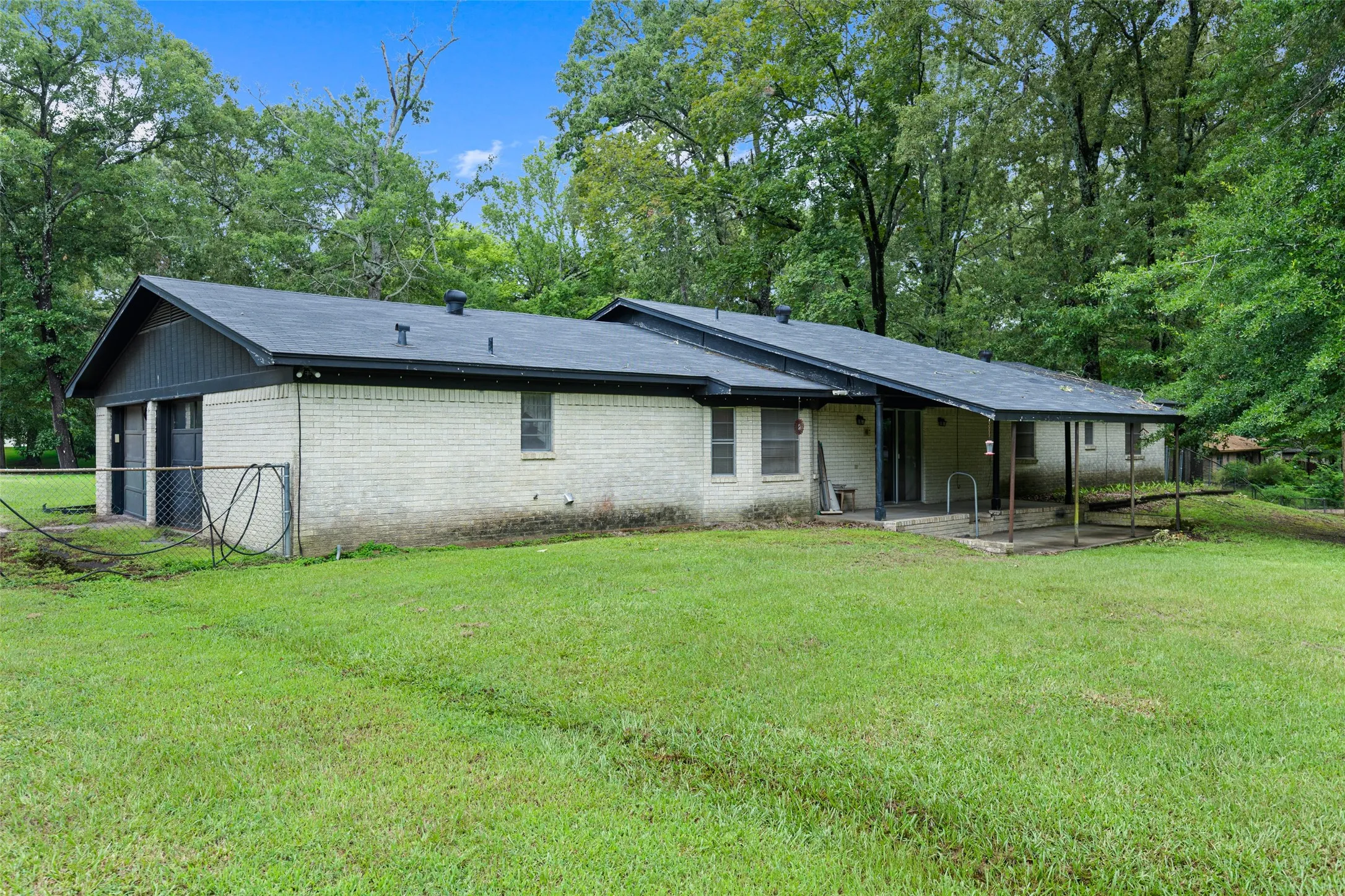 Single Family Residence For Sale in Morris County , 104 N Timberlane, Lone Star, Texas 75668, 4 Bedroom, 2 Bathroom, 2 Garage spaces, 2,233 Sqft, built in 1966, mls#21316273, Real Estate Agent in Lone Star, Homes For Sale in Morris county, Homes For Sale in Lone Star, Realtor in Lone Star Texas, Real Estate Brokerage Independent Realty Texas, Luminita Cordes Realtor