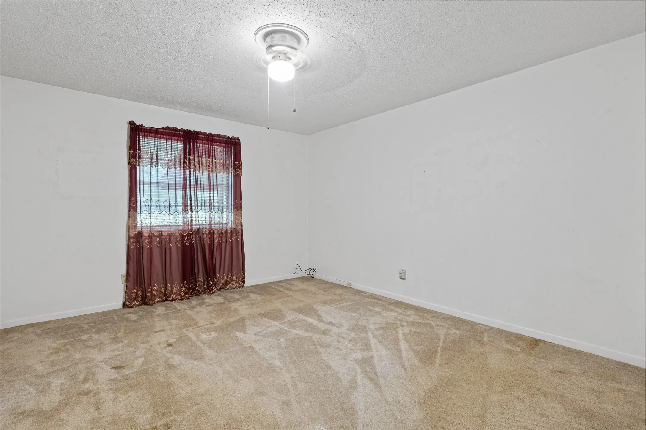 Single Family Residence For Sale in Morris County , 104 N Timberlane, Lone Star, Texas 75668, 4 Bedroom, 2 Bathroom, 2 Garage spaces, 2,233 Sqft, built in 1966, mls#21316273, Real Estate Agent in Lone Star, Homes For Sale in Morris county, Homes For Sale in Lone Star, Realtor in Lone Star Texas, Real Estate Brokerage Independent Realty Texas, Luminita Cordes Realtor