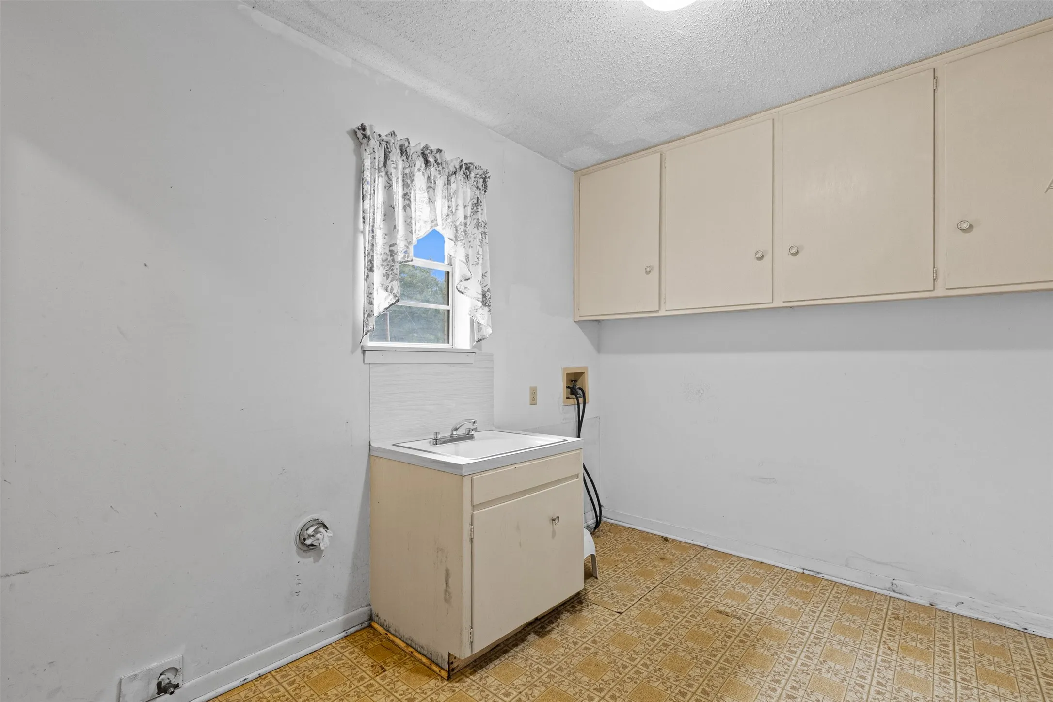 Single Family Residence For Sale in Morris County , 104 N Timberlane, Lone Star, Texas 75668, 4 Bedroom, 2 Bathroom, 2 Garage spaces, 2,233 Sqft, built in 1966, mls#21316273, Real Estate Agent in Lone Star, Homes For Sale in Morris county, Homes For Sale in Lone Star, Realtor in Lone Star Texas, Real Estate Brokerage Independent Realty Texas, Luminita Cordes Realtor