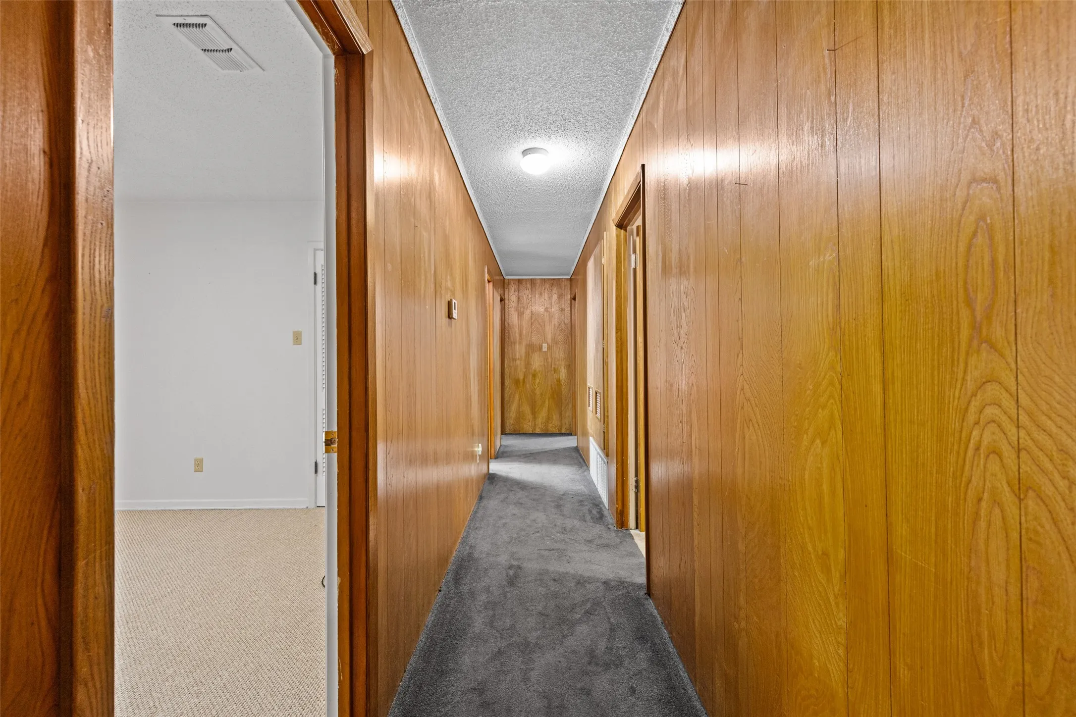 Single Family Residence For Sale in Morris County , 104 N Timberlane, Lone Star, Texas 75668, 4 Bedroom, 2 Bathroom, 2 Garage spaces, 2,233 Sqft, built in 1966, mls#21316273, Real Estate Agent in Lone Star, Homes For Sale in Morris county, Homes For Sale in Lone Star, Realtor in Lone Star Texas, Real Estate Brokerage Independent Realty Texas, Luminita Cordes Realtor