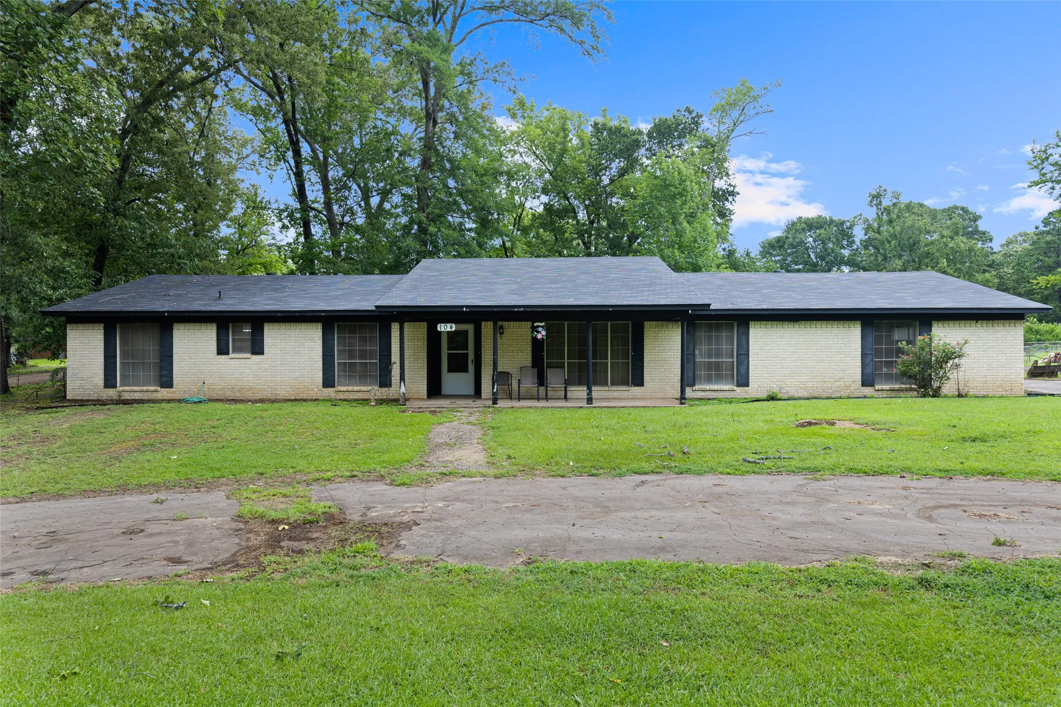 Single Family Residence For Sale in Morris County , 104 N Timberlane, Lone Star, Texas 75668, 4 Bedroom, 2 Bathroom, 2 Garage spaces, 2,233 Sqft, built in 1966, mls#21316273, Real Estate Agent in Lone Star, Homes For Sale in Morris county, Homes For Sale in Lone Star, Realtor in Lone Star Texas, Real Estate Brokerage Independent Realty Texas, Luminita Cordes Realtor