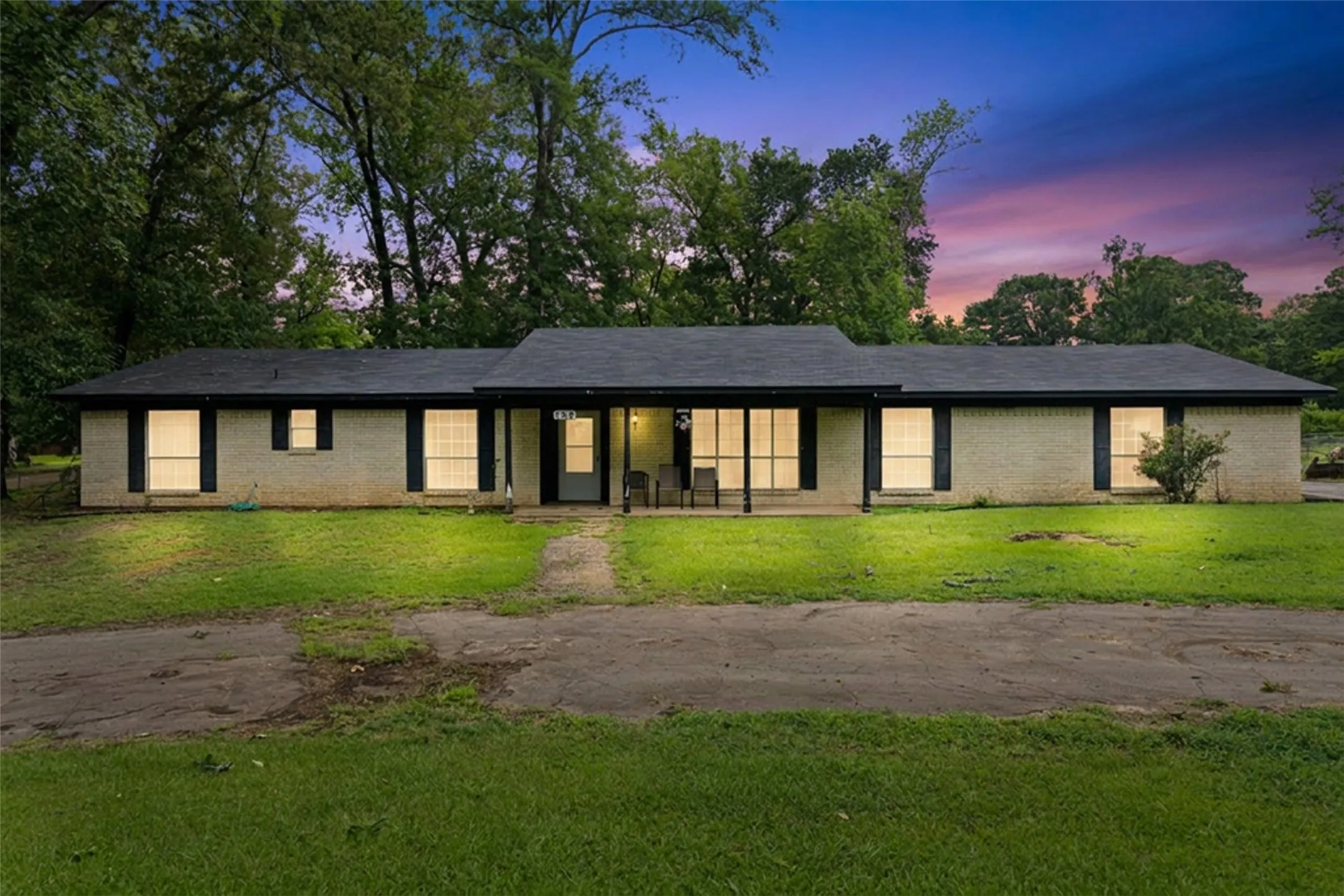 Single Family Residence For Sale in Morris County , 104 N Timberlane, Lone Star, Texas 75668, 4 Bedroom, 2 Bathroom, 2 Garage spaces, 2,233 Sqft, built in 1966, mls#21316273, Real Estate Agent in Lone Star, Homes For Sale in Morris county, Homes For Sale in Lone Star, Realtor in Lone Star Texas, Real Estate Brokerage Independent Realty Texas, Luminita Cordes Realtor