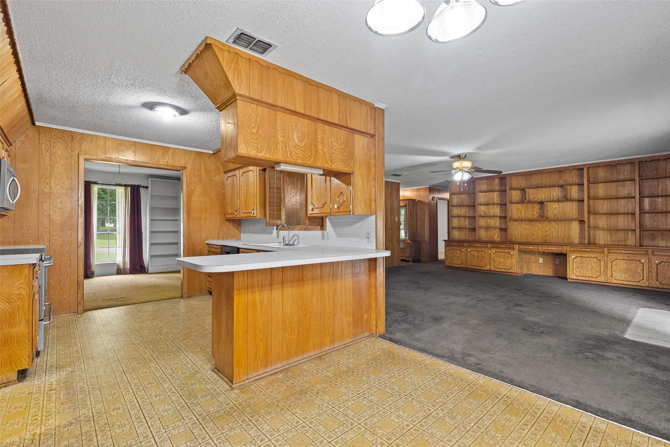 Single Family Residence For Sale in Morris County , 104 N Timberlane, Lone Star, Texas 75668, 4 Bedroom, 2 Bathroom, 2 Garage spaces, 2,233 Sqft, built in 1966, mls#21316273, Real Estate Agent in Lone Star, Homes For Sale in Morris county, Homes For Sale in Lone Star, Realtor in Lone Star Texas, Real Estate Brokerage Independent Realty Texas, Luminita Cordes Realtor