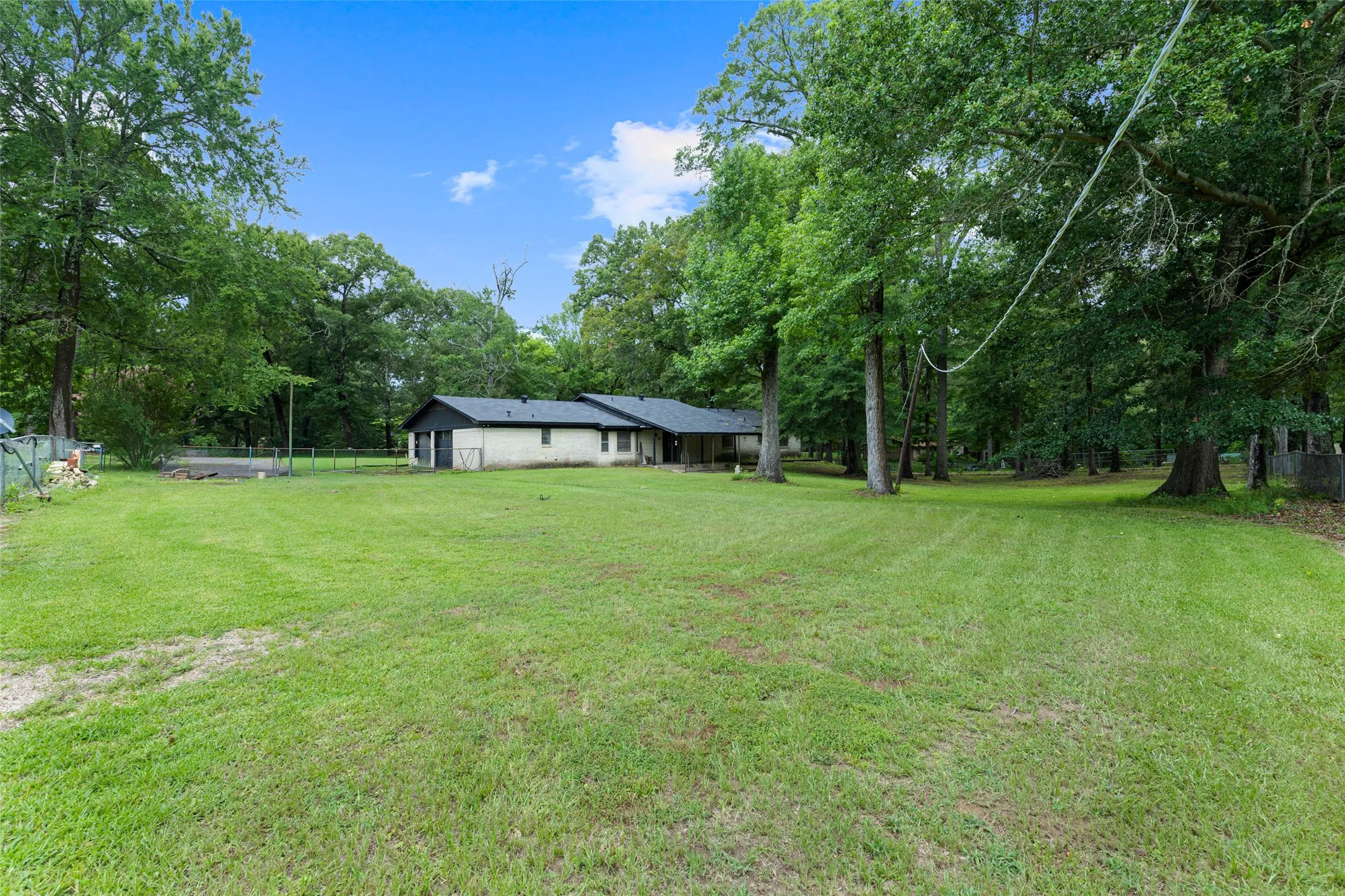Single Family Residence For Sale in Morris County , 104 N Timberlane, Lone Star, Texas 75668, 4 Bedroom, 2 Bathroom, 2 Garage spaces, 2,233 Sqft, built in 1966, mls#21316273, Real Estate Agent in Lone Star, Homes For Sale in Morris county, Homes For Sale in Lone Star, Realtor in Lone Star Texas, Real Estate Brokerage Independent Realty Texas, Luminita Cordes Realtor