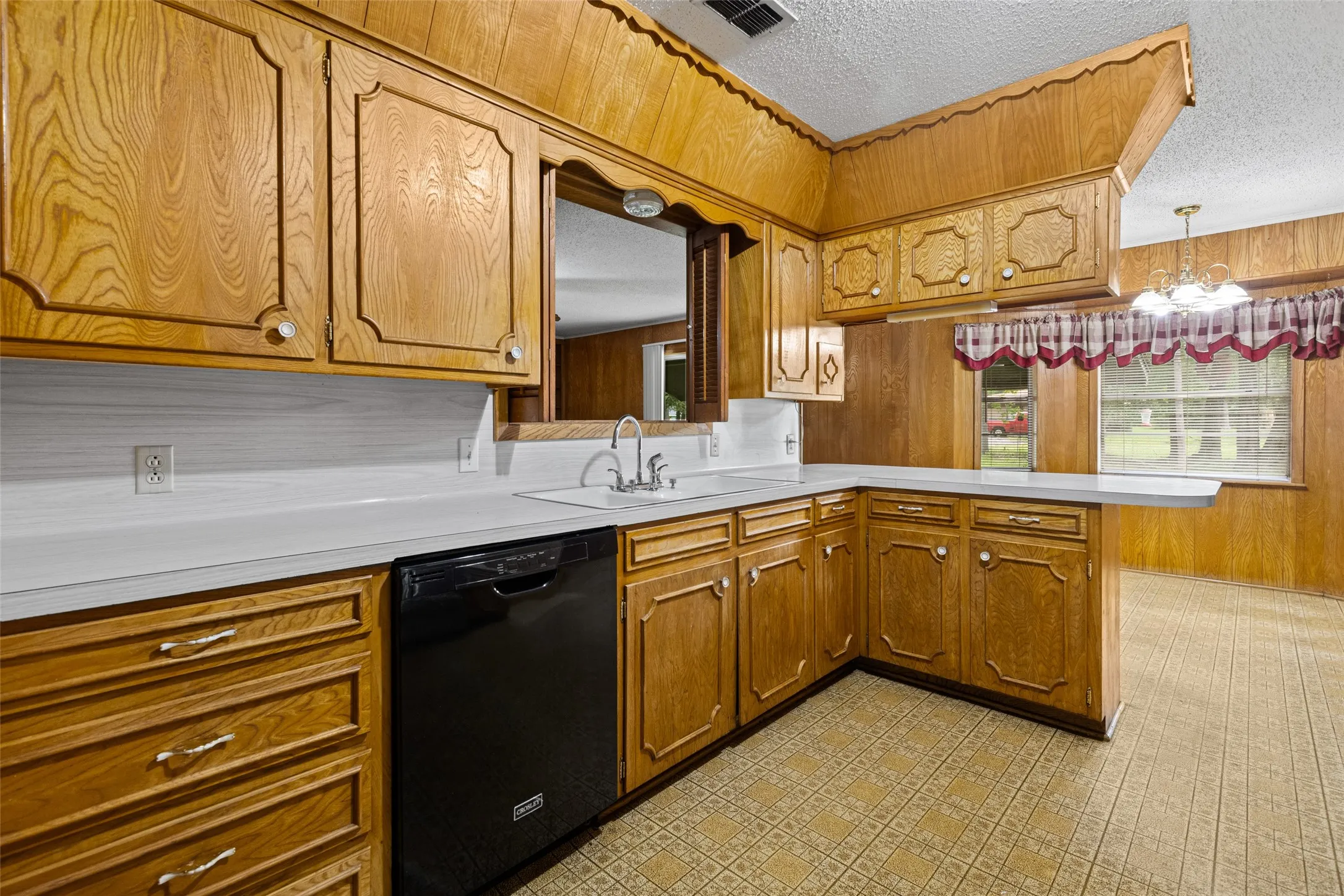 Single Family Residence For Sale in Morris County , 104 N Timberlane, Lone Star, Texas 75668, 4 Bedroom, 2 Bathroom, 2 Garage spaces, 2,233 Sqft, built in 1966, mls#21316273, Real Estate Agent in Lone Star, Homes For Sale in Morris county, Homes For Sale in Lone Star, Realtor in Lone Star Texas, Real Estate Brokerage Independent Realty Texas, Luminita Cordes Realtor