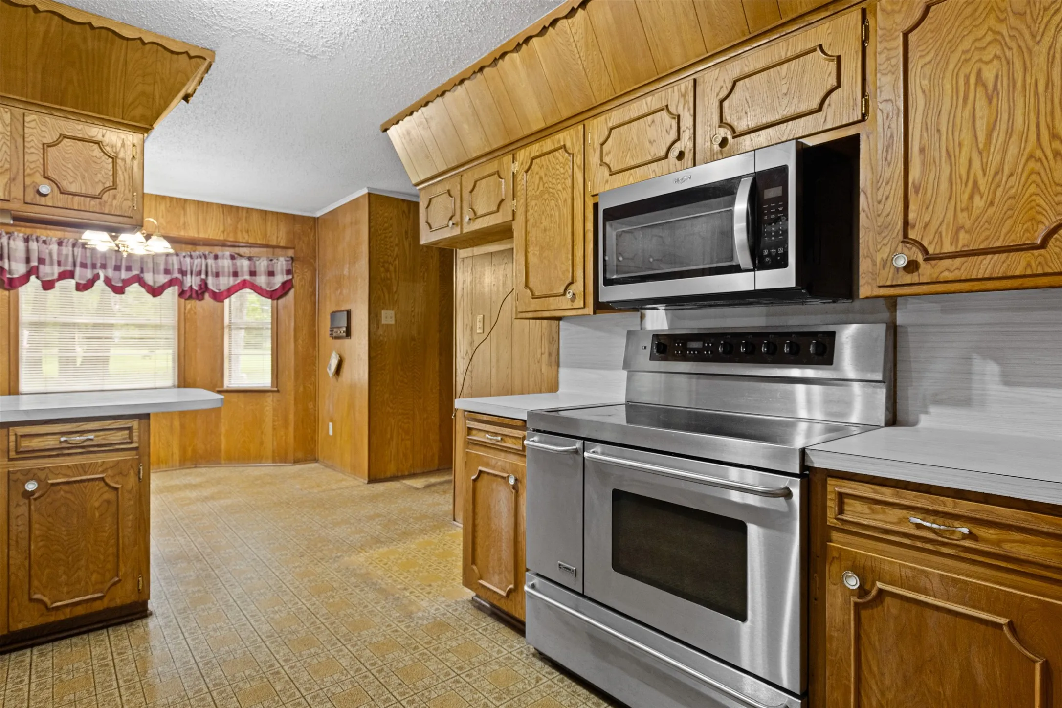 Single Family Residence For Sale in Morris County , 104 N Timberlane, Lone Star, Texas 75668, 4 Bedroom, 2 Bathroom, 2 Garage spaces, 2,233 Sqft, built in 1966, mls#21316273, Real Estate Agent in Lone Star, Homes For Sale in Morris county, Homes For Sale in Lone Star, Realtor in Lone Star Texas, Real Estate Brokerage Independent Realty Texas, Luminita Cordes Realtor