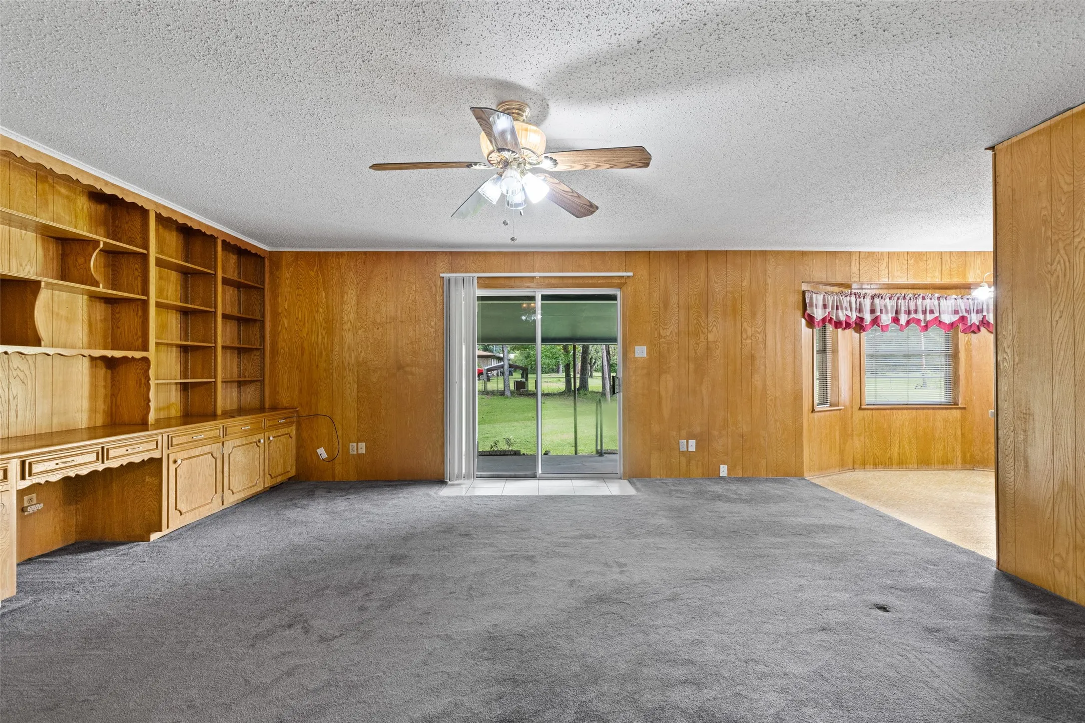 Single Family Residence For Sale in Morris County , 104 N Timberlane, Lone Star, Texas 75668, 4 Bedroom, 2 Bathroom, 2 Garage spaces, 2,233 Sqft, built in 1966, mls#21316273, Real Estate Agent in Lone Star, Homes For Sale in Morris county, Homes For Sale in Lone Star, Realtor in Lone Star Texas, Real Estate Brokerage Independent Realty Texas, Luminita Cordes Realtor
