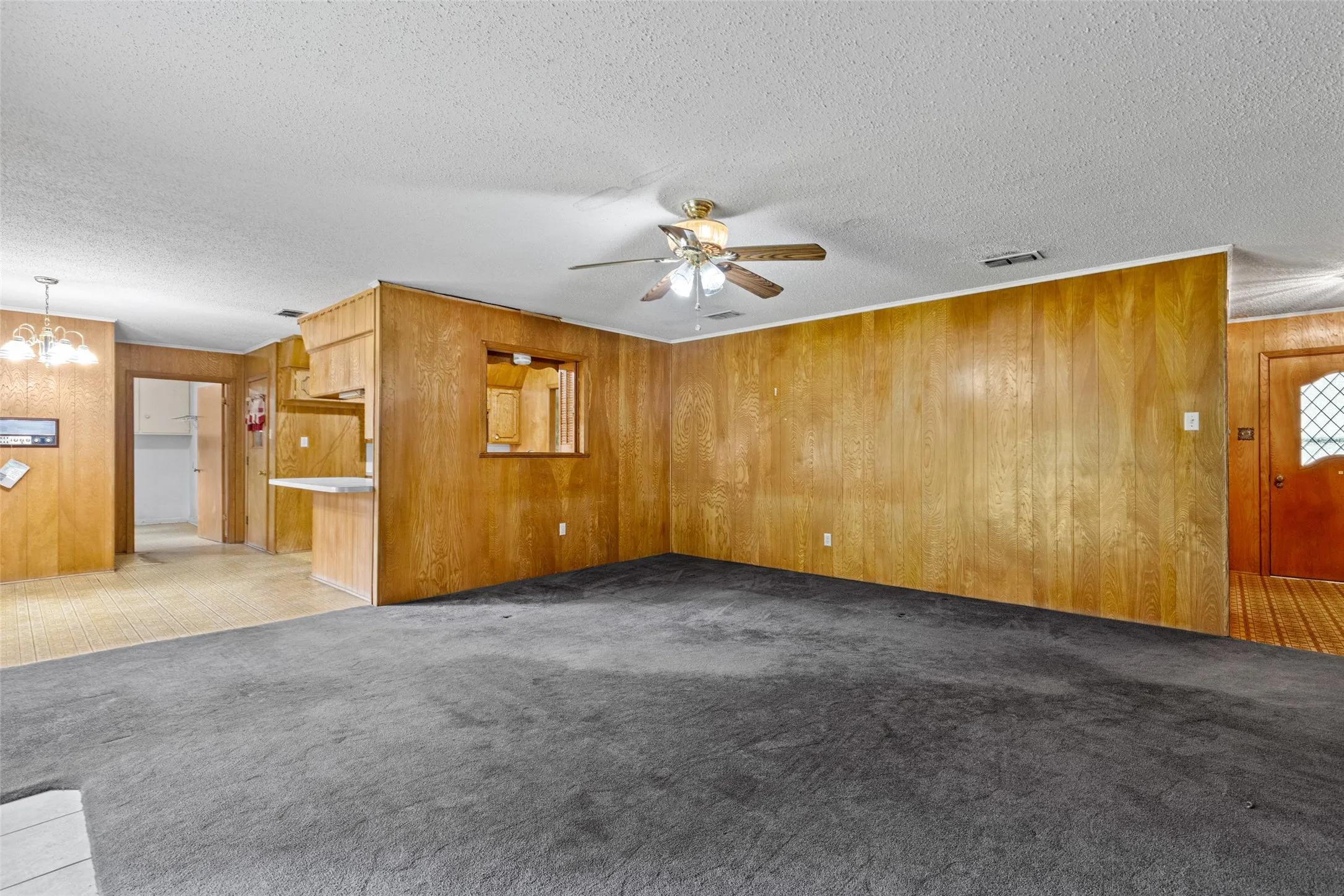 Single Family Residence For Sale in Morris County , 104 N Timberlane, Lone Star, Texas 75668, 4 Bedroom, 2 Bathroom, 2 Garage spaces, 2,233 Sqft, built in 1966, mls#21316273, Real Estate Agent in Lone Star, Homes For Sale in Morris county, Homes For Sale in Lone Star, Realtor in Lone Star Texas, Real Estate Brokerage Independent Realty Texas, Luminita Cordes Realtor