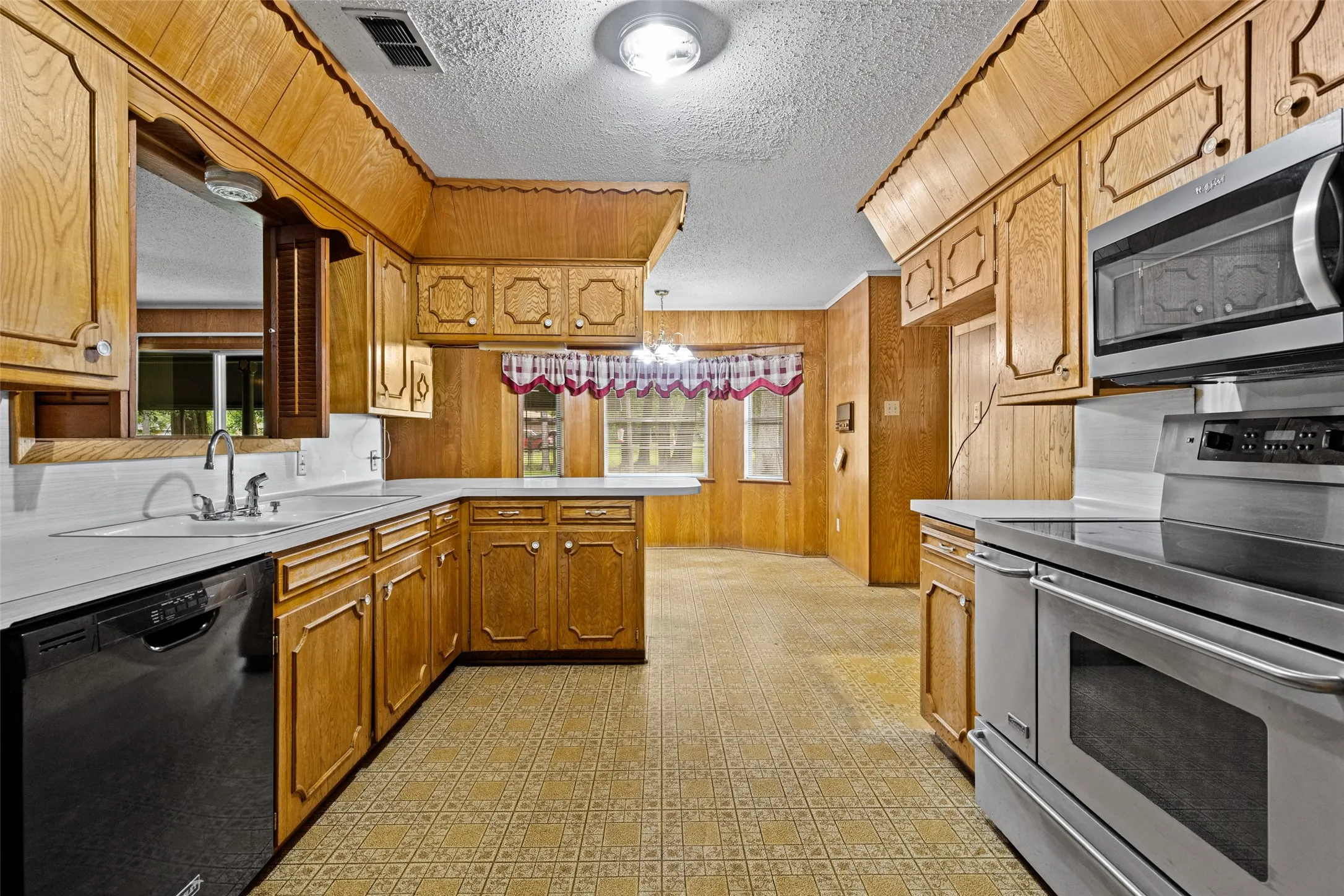 Single Family Residence For Sale in Morris County , 104 N Timberlane, Lone Star, Texas 75668, 4 Bedroom, 2 Bathroom, 2 Garage spaces, 2,233 Sqft, built in 1966, mls#21316273, Real Estate Agent in Lone Star, Homes For Sale in Morris county, Homes For Sale in Lone Star, Realtor in Lone Star Texas, Real Estate Brokerage Independent Realty Texas, Luminita Cordes Realtor